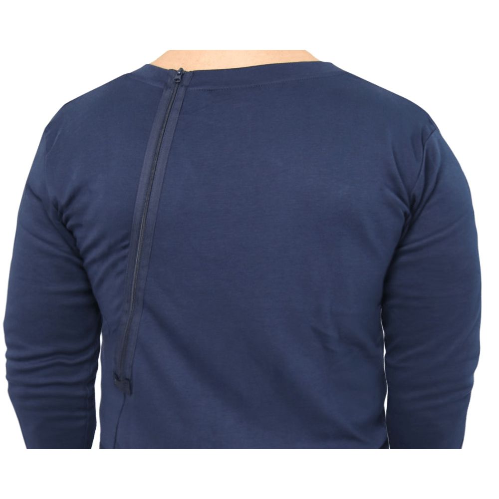 Rückansicht des Pflegeoveralls. Marineblauer Stoff. Reißverschluss am Rücken. Rundhalsausschnitt. Lange Ärmel.