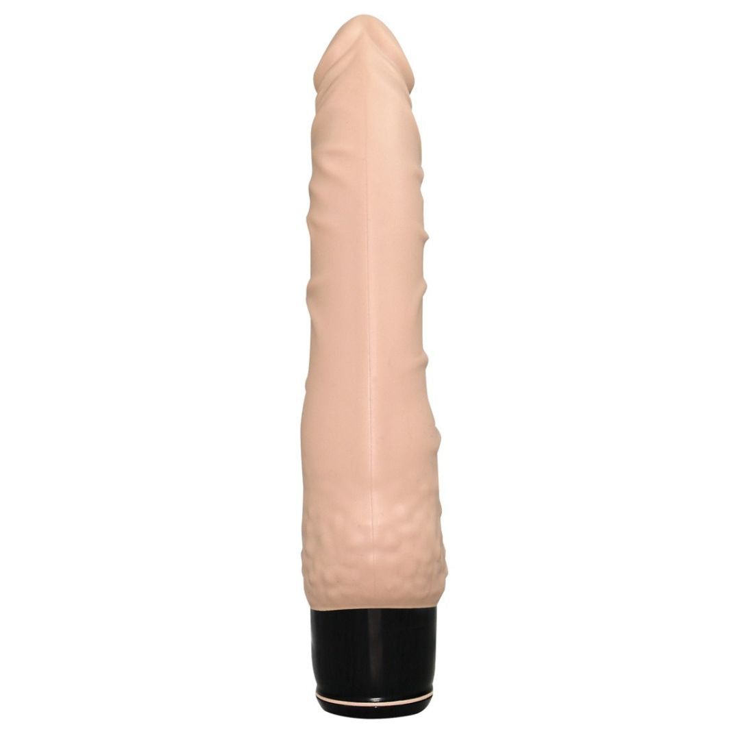 Vibratore beige con glande e venature pronunciate. Base nera. Su sfondo bianco.