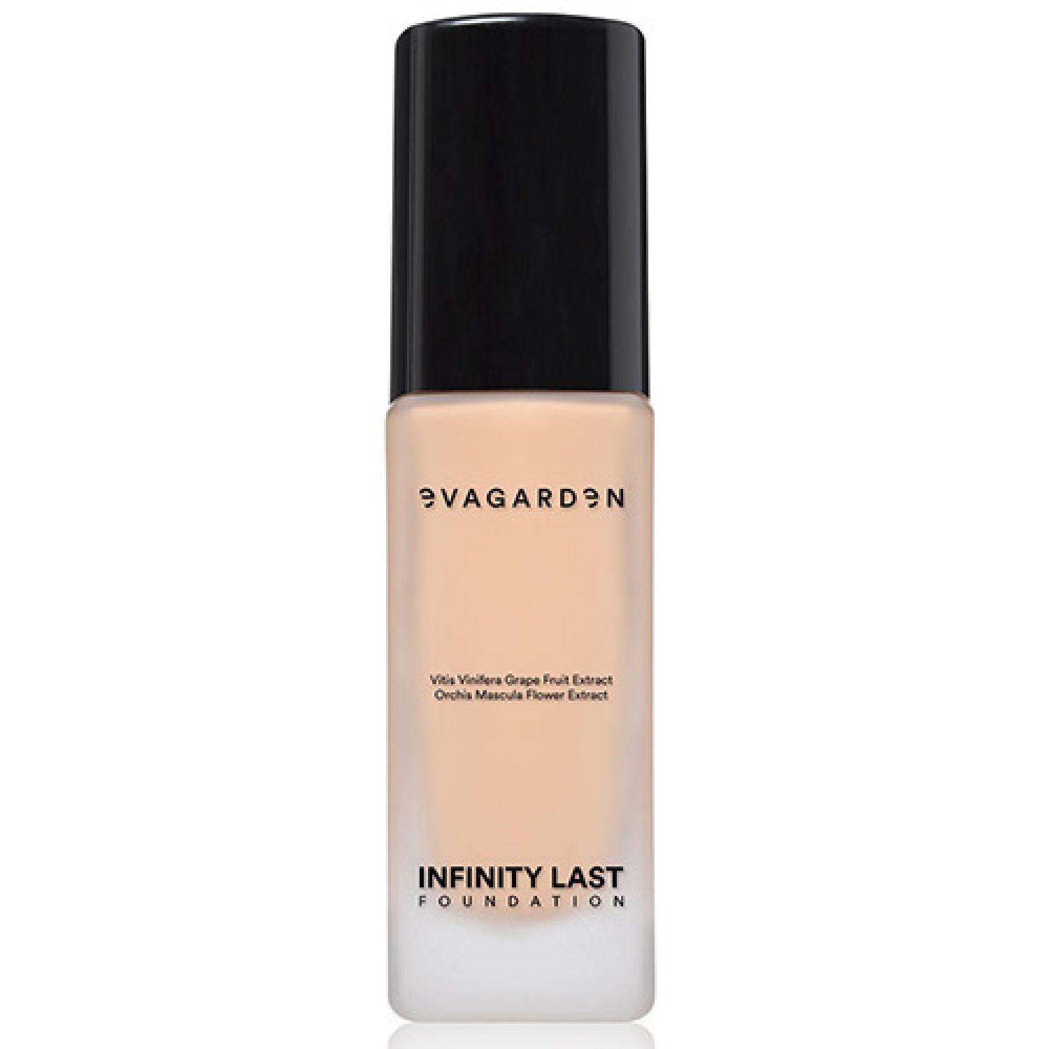 Foundation-Flakon. Schwarzer Deckel, Schriftzug. Produktname: Infinity Last Foundation. Farbton: 264 warm beige.