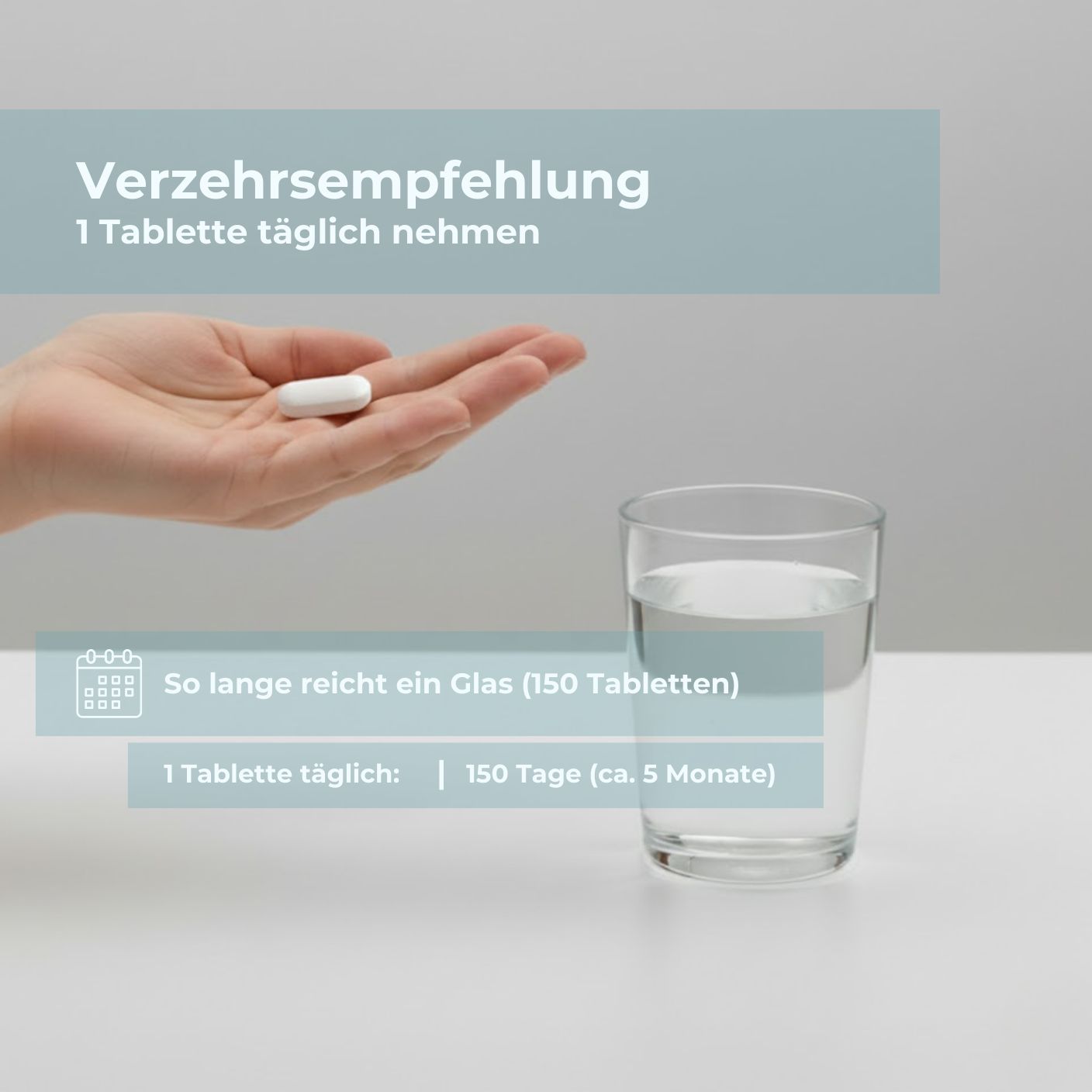Hand hält eine Tablette über einem Glas Wasser. Text: Verzehrsempfehlung: 1 Tablette täglich. 150 Tabletten (ca. 5 Monate).