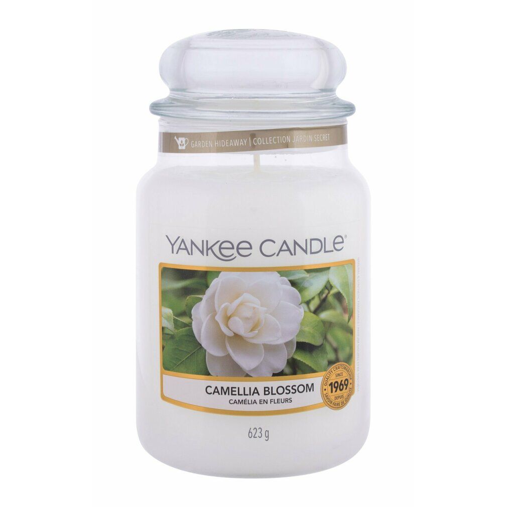 Kerzenglas mit Deckel. Aufkleber mit Blüte und Schriftzug. Goldfarbener Rand. Marke: Yankee Candle. Aufschrift: Camellia Blossom, 623g.
