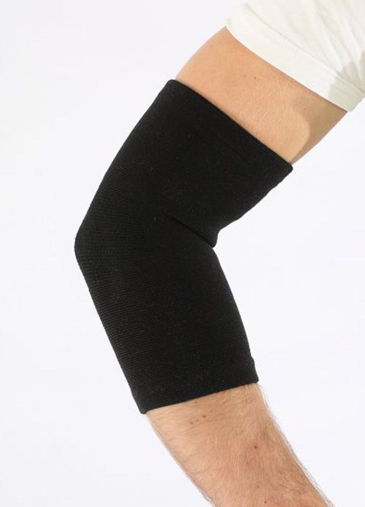 Schwarze Ellenbogenbandage am Arm einer Person. Nahaufnahme.