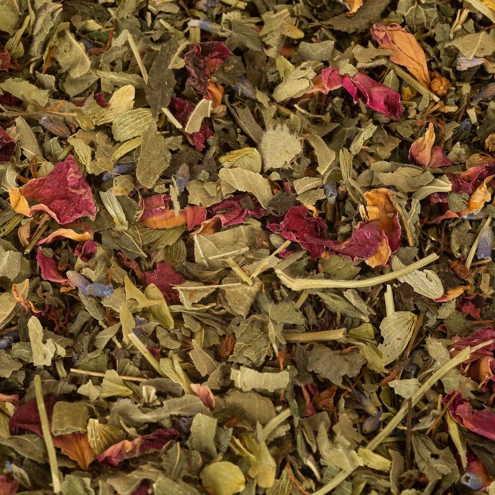 Nahaufnahme von Kräutermischung. Enthält: Frauenmantel, Melissenblätter, Johanniskraut, Rosenblüten, Hopfen, Lavendelblüten.