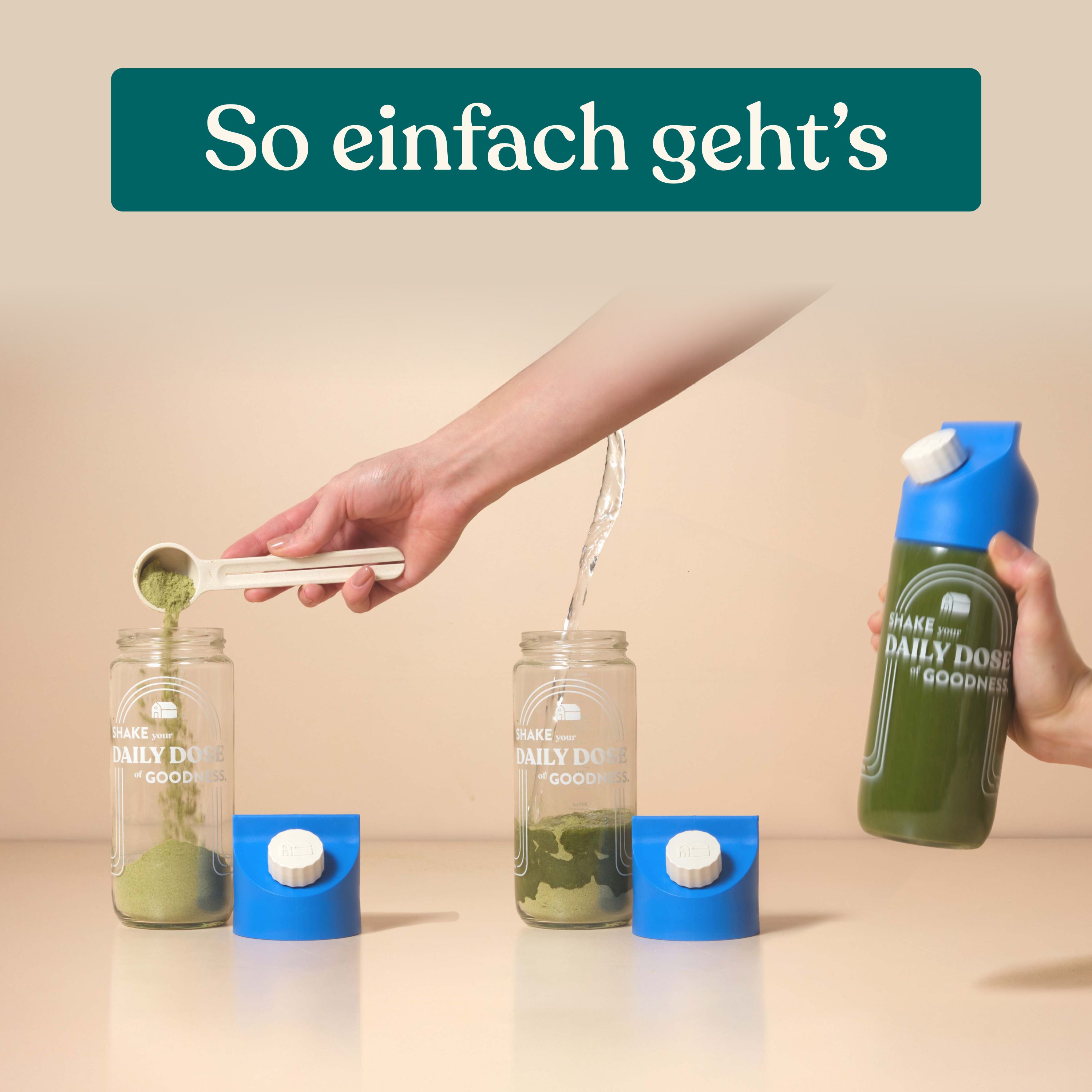 Hände füllen Pulver in Glas. Zubehör: Messlöffel, Flaschen. Text: "Shake your daily dose of goodness".