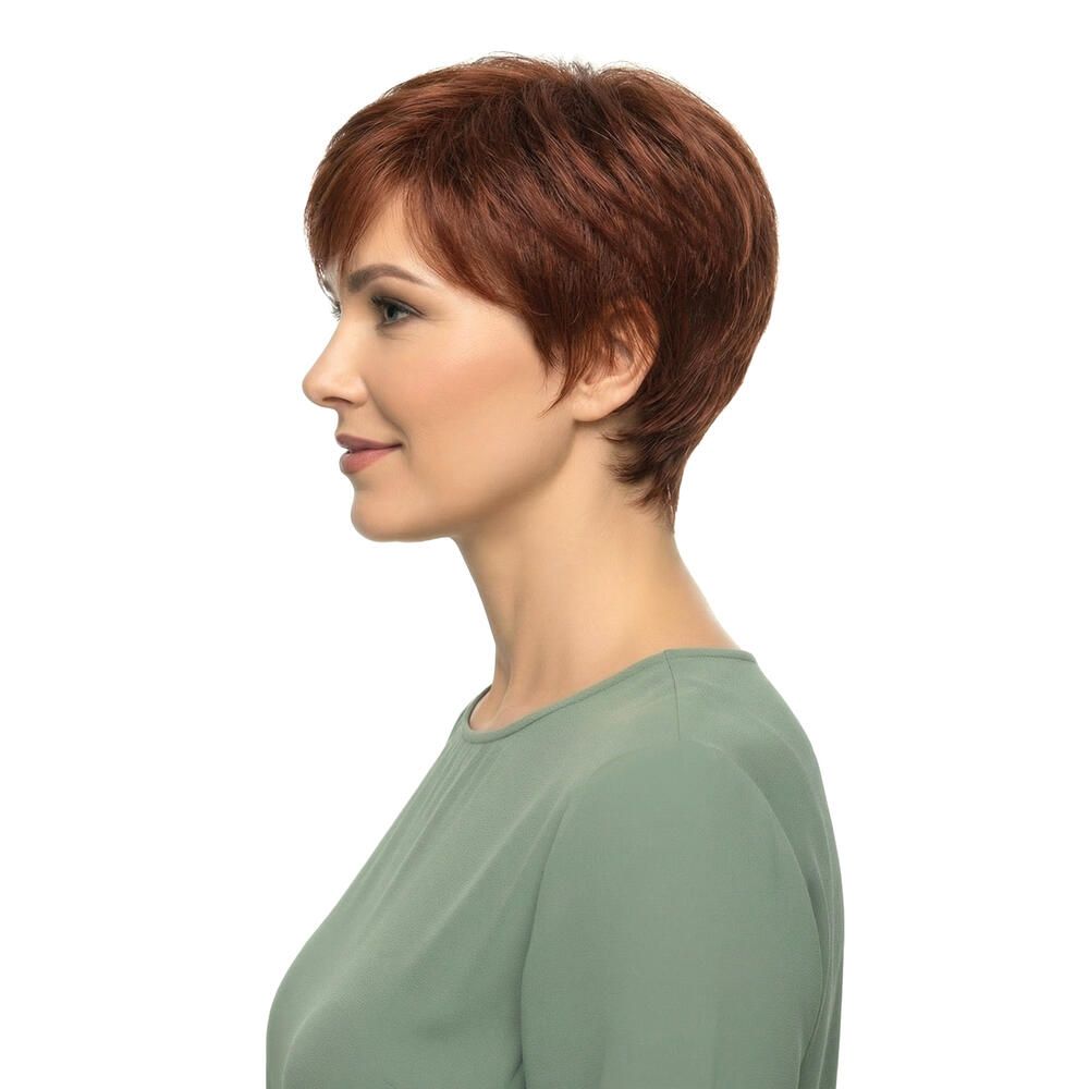 Kurzhaarperücke in Rotbraun. Seitenansicht einer Frau mit Perücke und grünem Oberteil. Profilansicht.