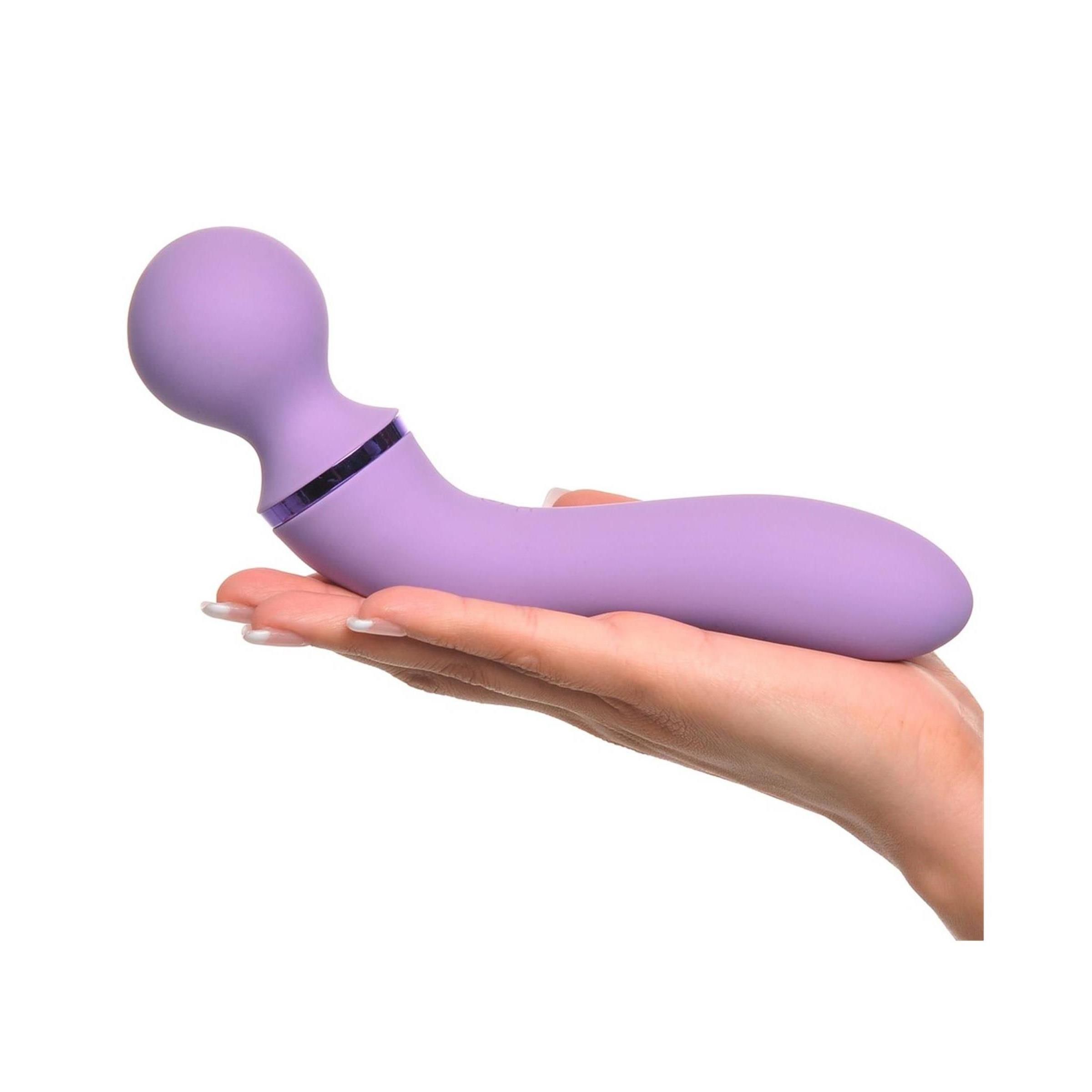 Lila Massagegerät in einer Hand gehalten. Gebogene Form mit rundem Kopf.