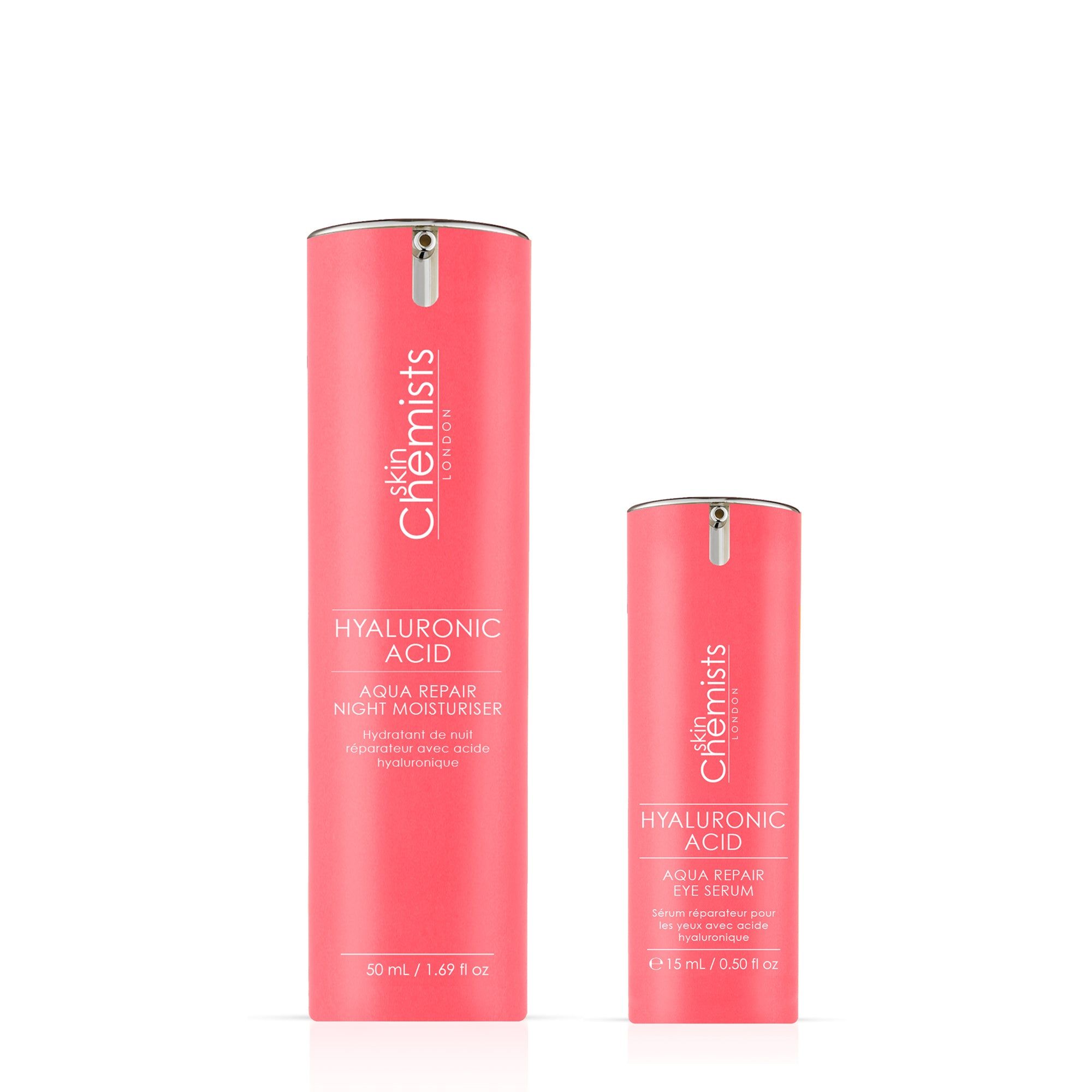 Zwei rosa Flaschen mit Text. "SkinChemists London" und "Hyaluronic Acid" sind sichtbar. Eine Flasche ist größer als die andere.