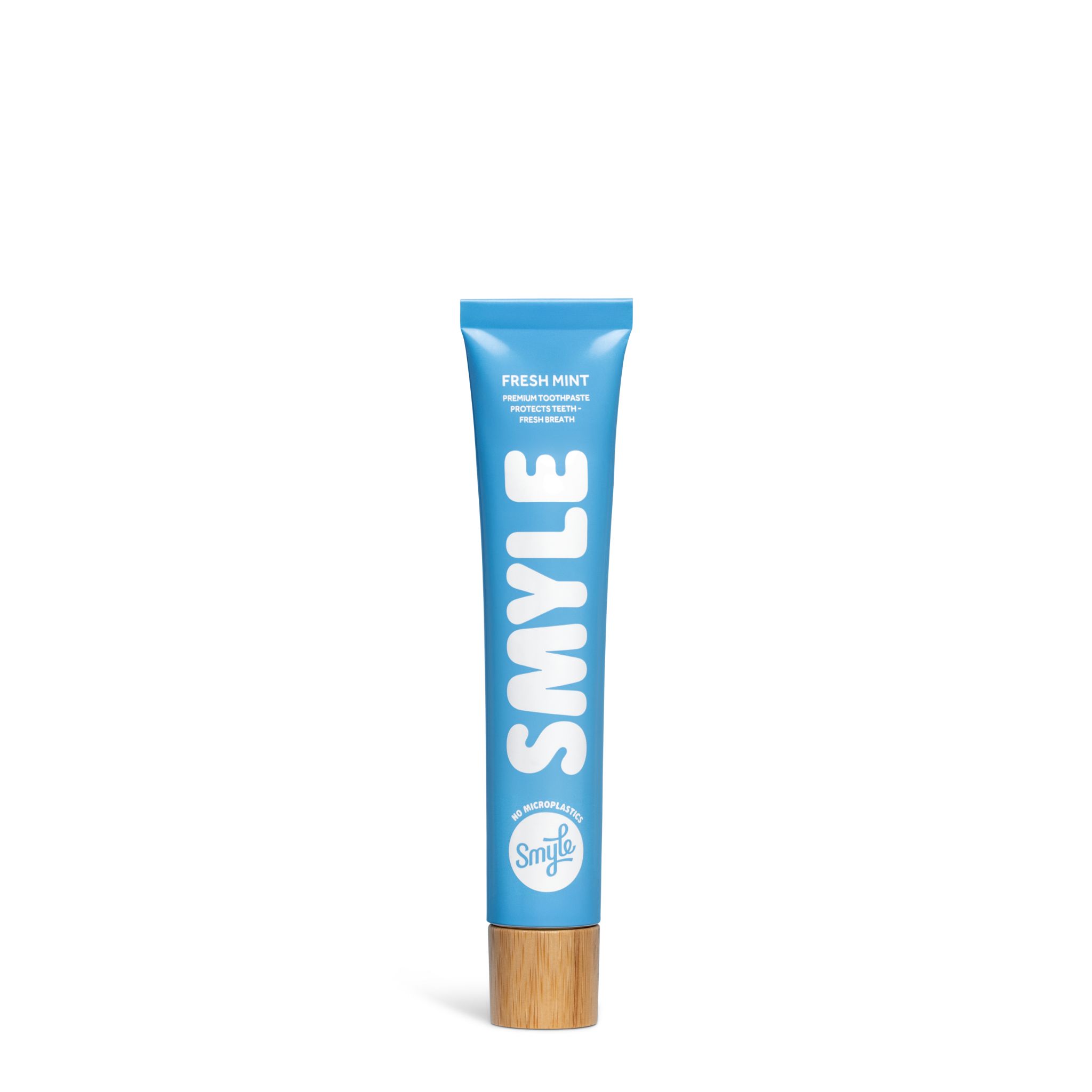 Blaue Zahnpasta-Tube mit Holzbasis. Aufschrift "SMYLE" und "Fresh Mint".