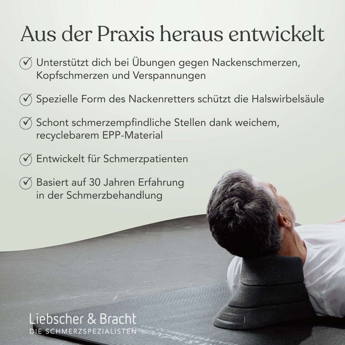 Mann liegt auf dem Rücken, Nackenretter stützt den Nacken. Text: Aus der Praxis heraus entwickelt.
