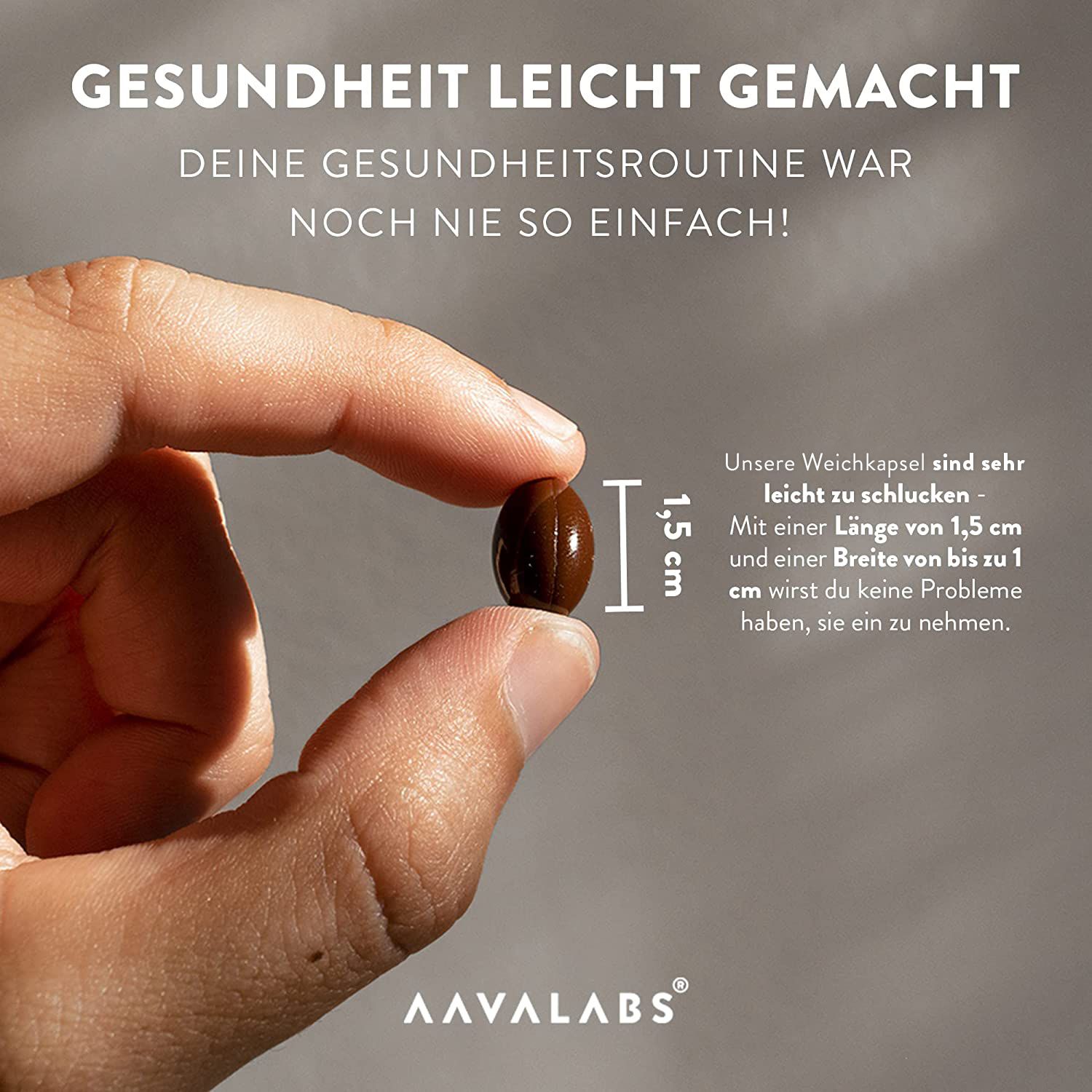 Hand hält eine braune Kapsel. Länge 1,5 cm, Breite 1 cm. Aavalabs Logo.