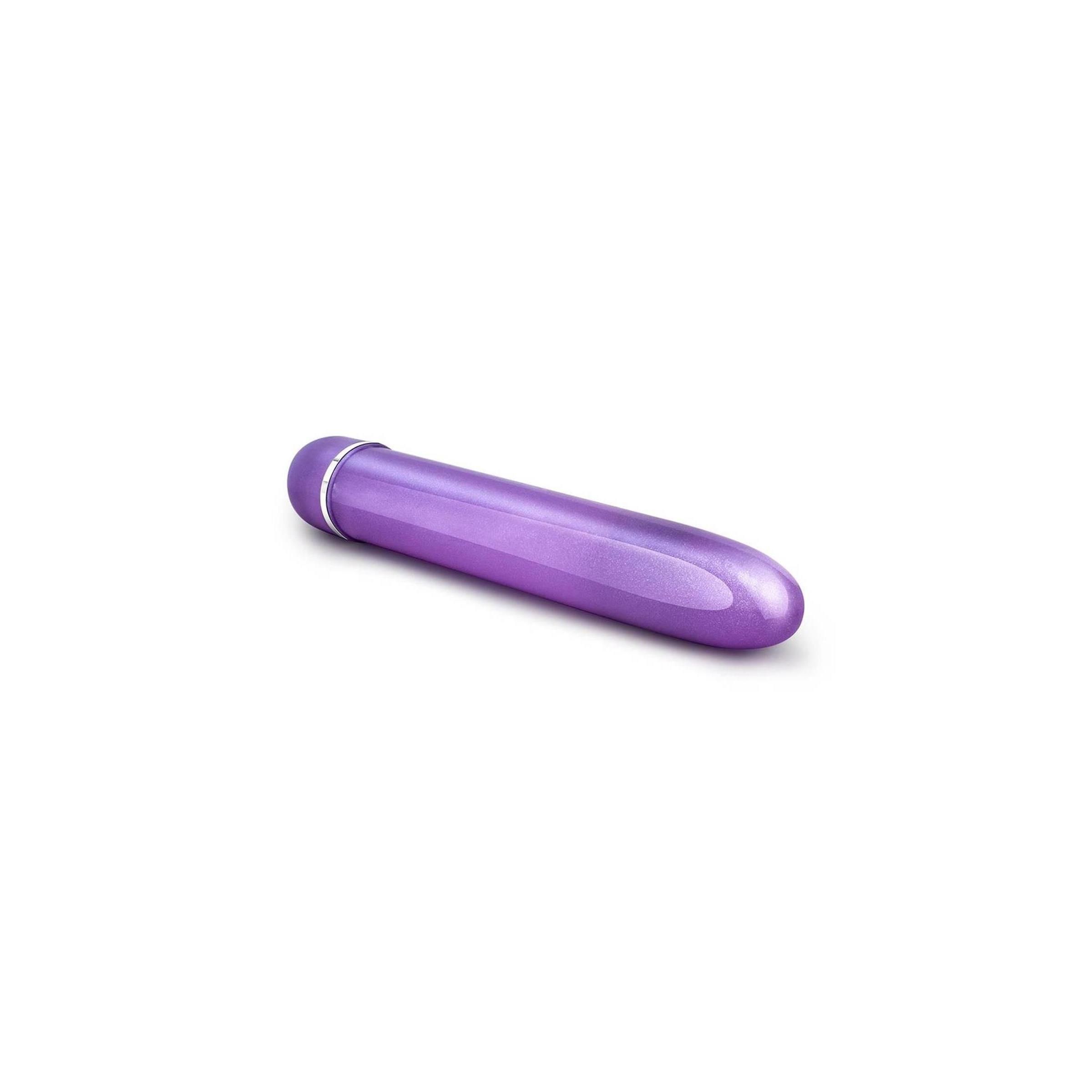 Lila Vibrator. Zylindrische Form mit abgerundeter Spitze. Silberfarbener Ring am Ende. Auf weißem Hintergrund.