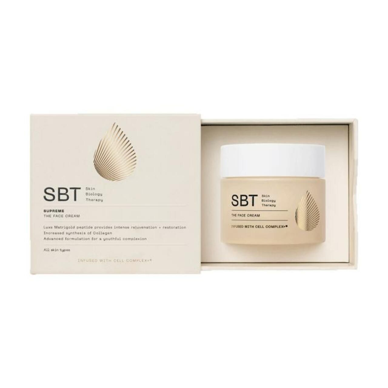 Produktverpackung mit Tiegel. Aufschrift: SBT Skin Biology Therapy, THE FACE CREAM. Goldfarbenes Tropfen-Design. Geöffneter Karton.