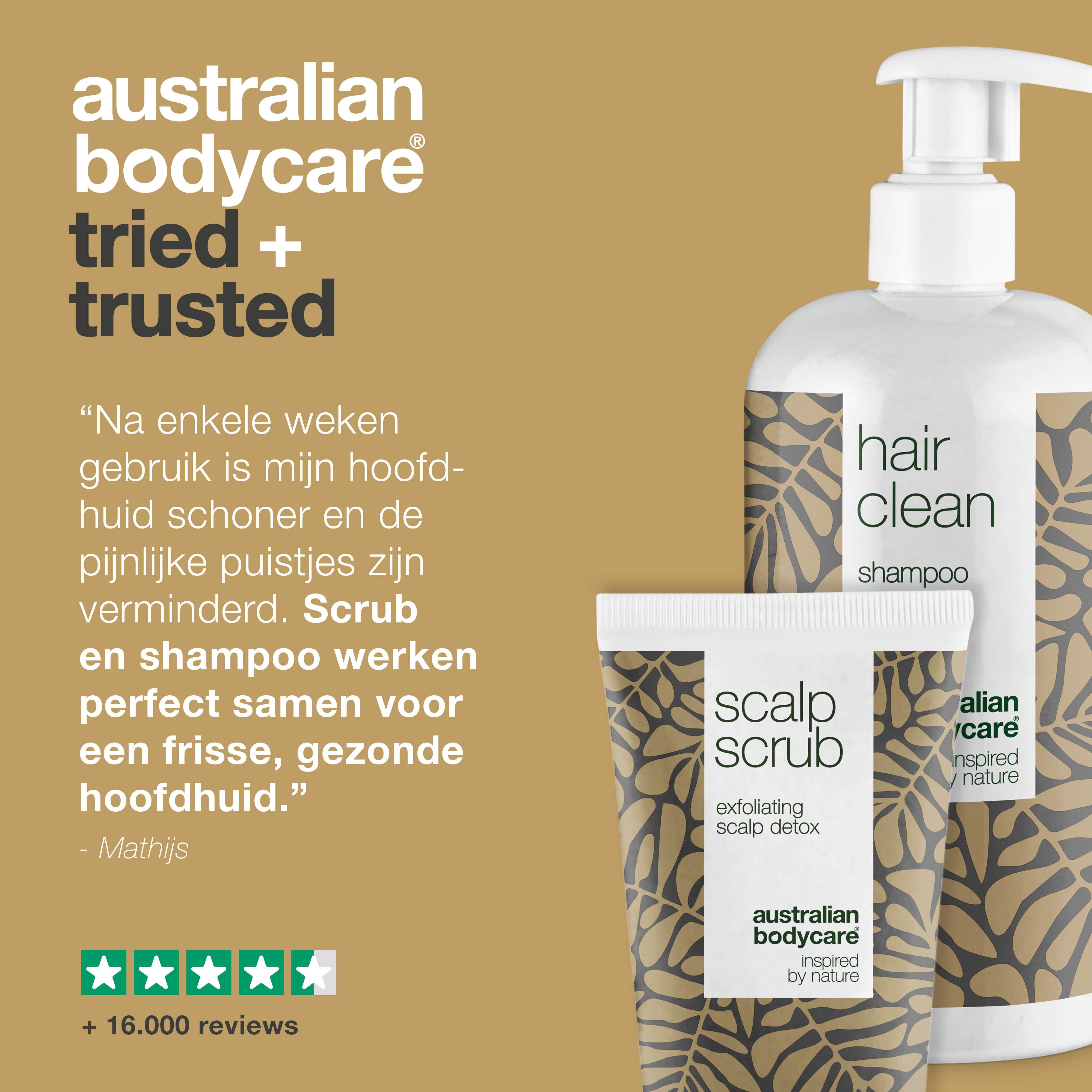 Shampoo- en scrubtube. Tekst: combinatie verbetert puistjes. Beoordelingen. Opschriften: Hair Clean, Scalp Scrub.