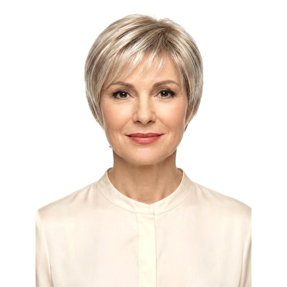 Kurzhaarperücke, blondiert, mit Pony. Frau mit Perücke, Frontansicht. Helles Oberteil.