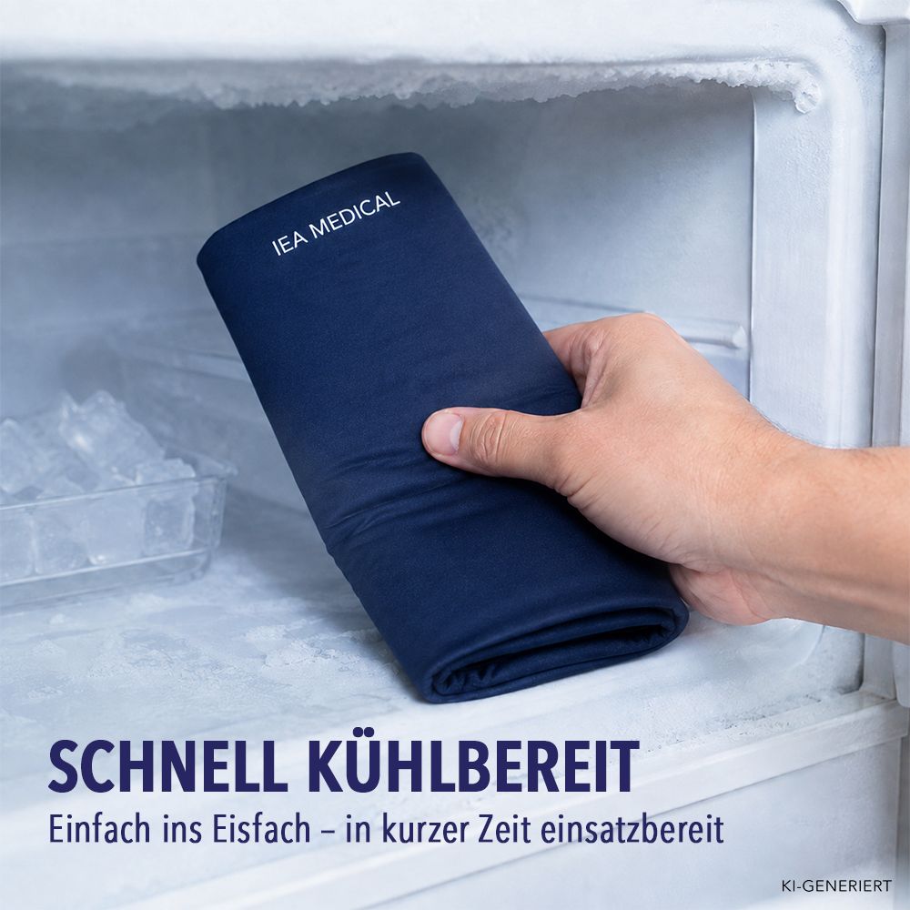Hand legt dunkelblaue Kühlmanschette in Gefrierschrank. Text: "Schnell Kühlbereit".