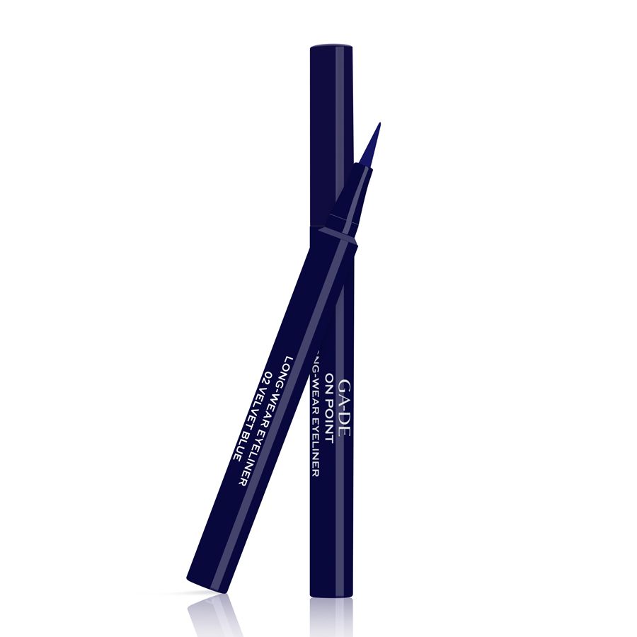 Dunkelblauer flüssiger Eyeliner mit Applikator. Beschriftung: GADE ON POINT LONG-WEAR EYELINER 02 VELVET BLUE.