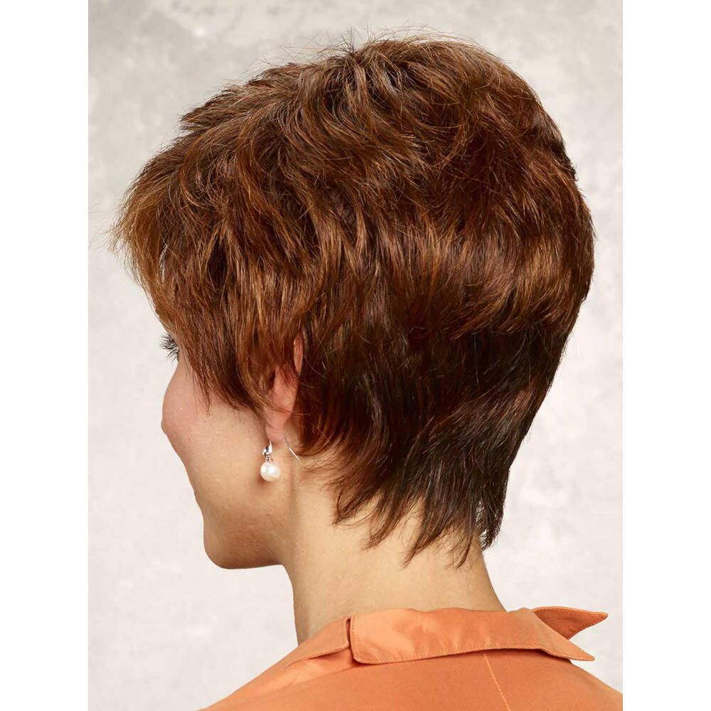 Rückansicht einer Kurzhaarperücke in Rotbraun. Frau mit Perücke. Bluse in Orange.