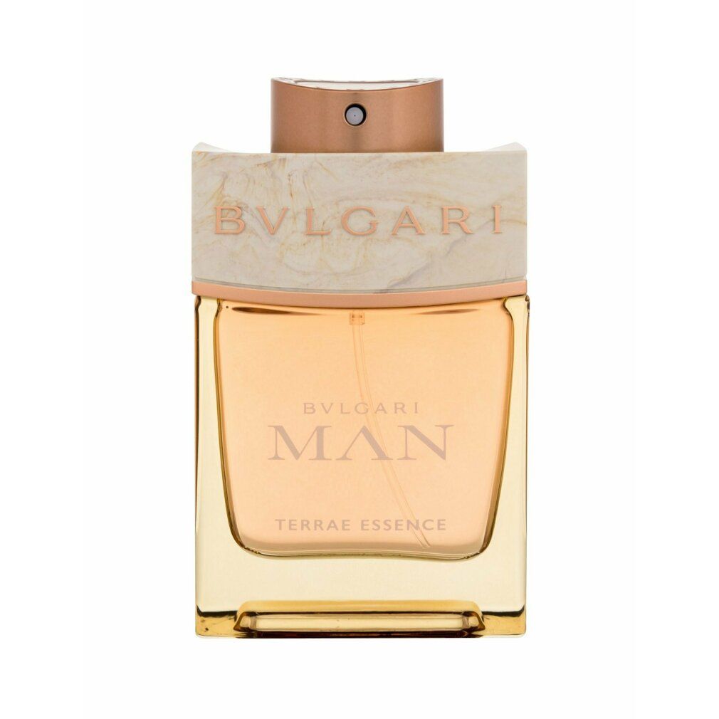Quadratischer Flakon mit goldfarbenem Rahmen. Aufschrift: Bvlgari Man Terrae Essence. Beige Kappe.