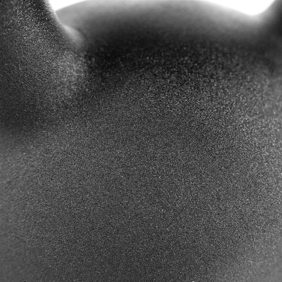 Nahaufnahme einer schwarzen Kettlebell-Oberfläche. Raues, strukturiertes Material. Für Fitness-Training.