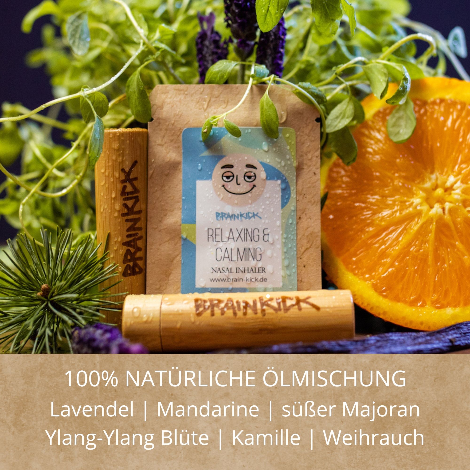 Zwei Bambus-Inhalierstifte und eine Nachfüllpackung mit Text. Orange und Kräuter dekorieren das Bild. Text: 100% natürliche Ölmischung.
