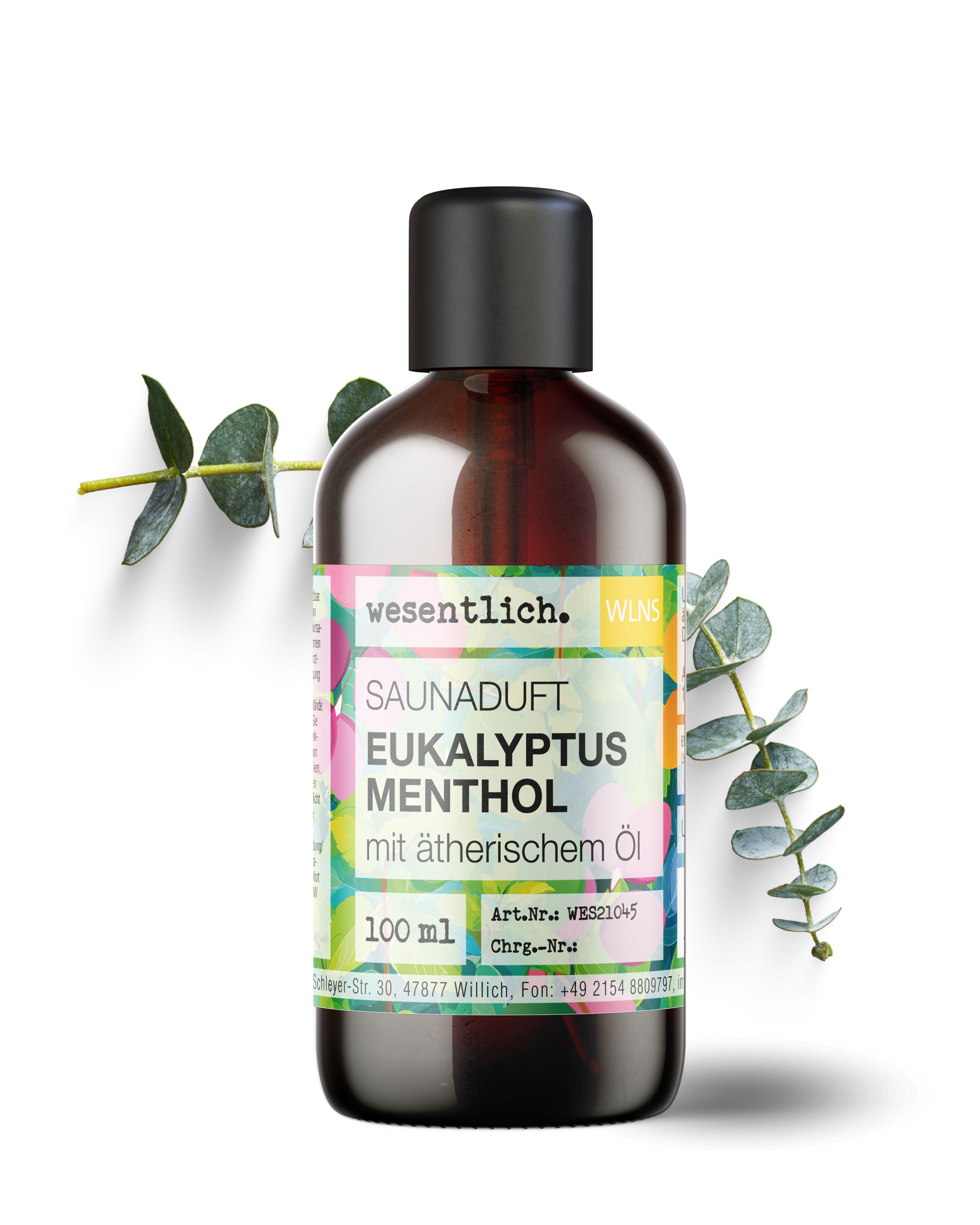 Braune Glasflasche mit schwarzem Deckel. Etikett mit Produktnamen und Inhaltsstoffen. Eukalyptus-Zweig im Hintergrund.