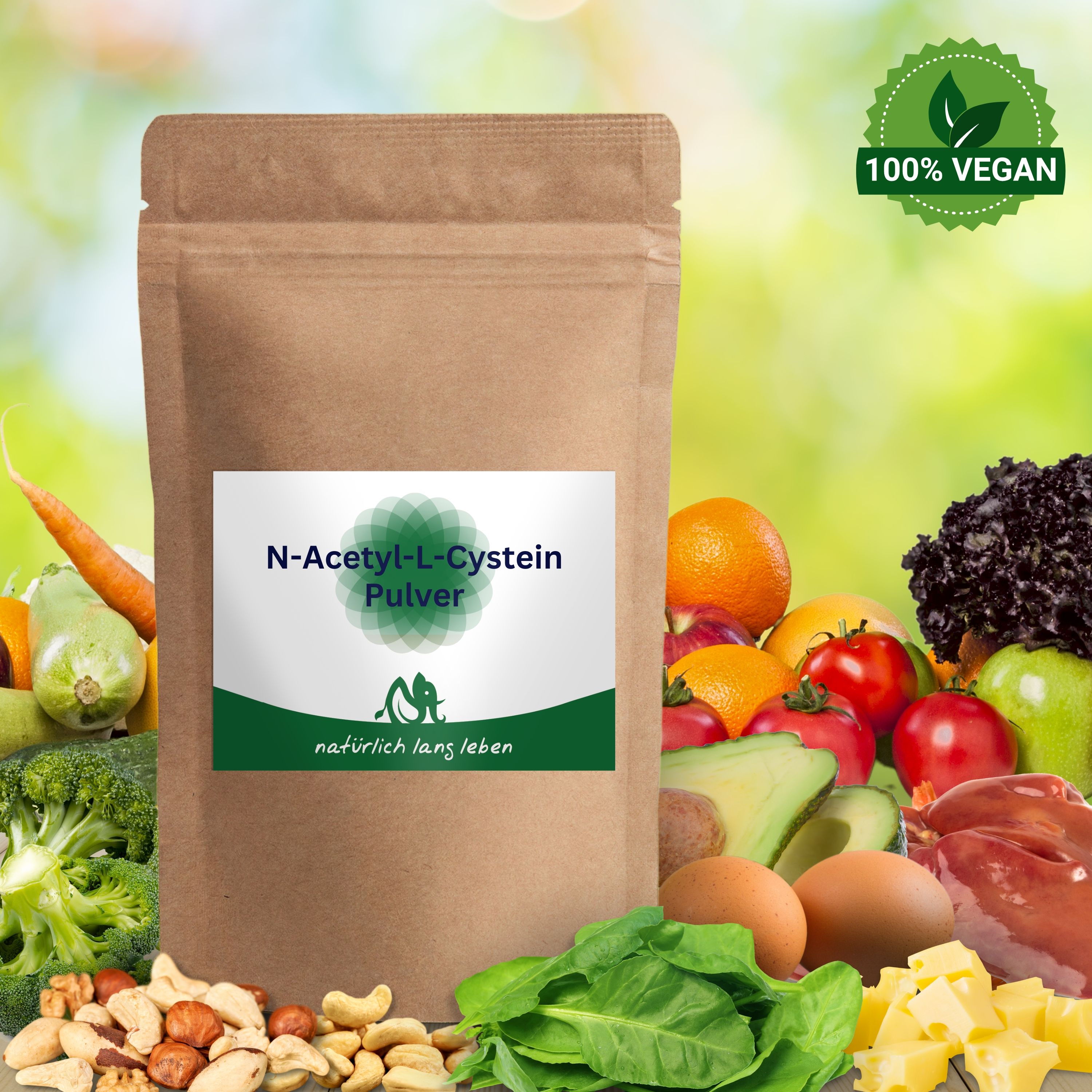 Braune Tüte mit weißem Etikett vor Hintergrund mit Gemüse und Früchten. Aufschrift: N-Acetyl-L-Cystein Pulver. Logo und Schriftzug: natürlich lang leben. 100% vegan.