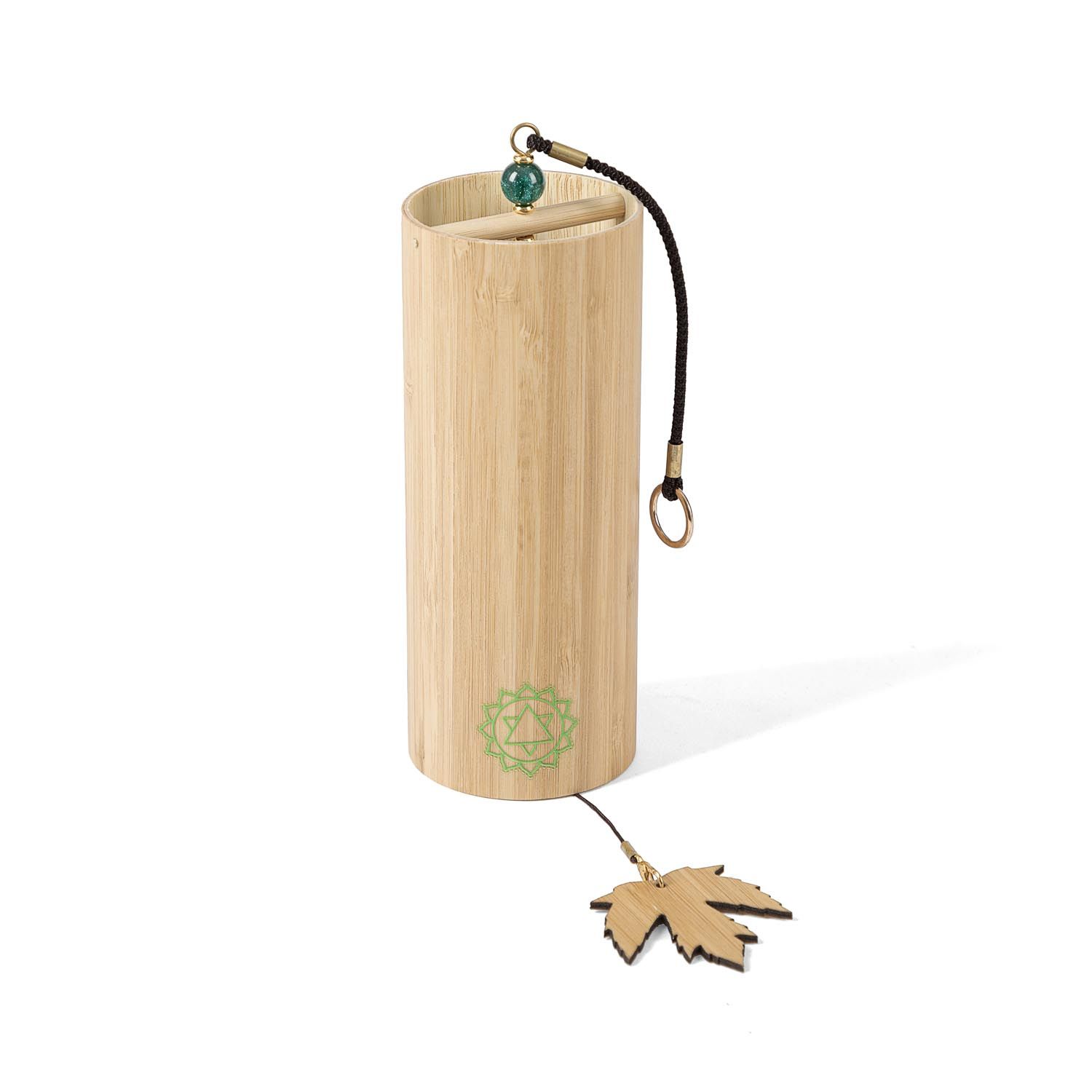 Zylindrisches Klangspiel aus Bambus. Grüner Aufdruck. Holzblatt. Kugel und Ring. Schnur. Holzscheibe.