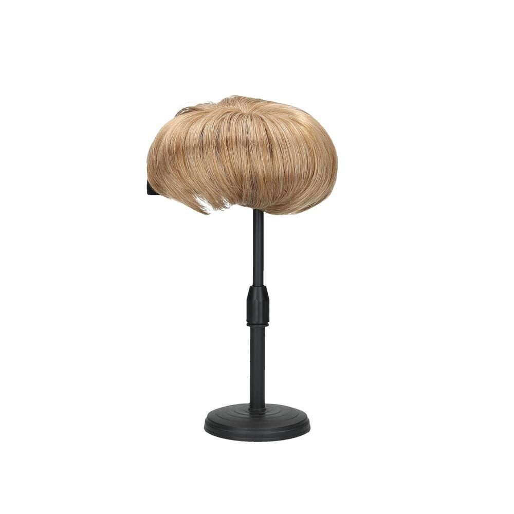 Hellblondes Haarteil auf schwarzem Ständer. Der Ständer ist höhenverstellbar und hat einen runden Fuß.