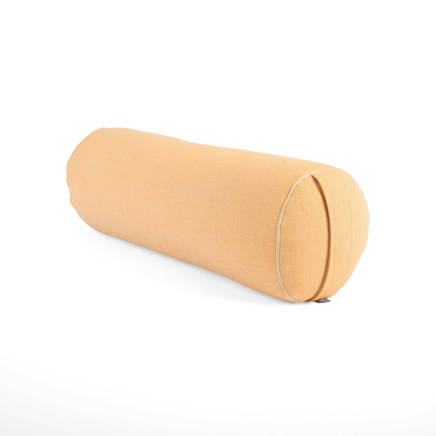 Beige Yoga-Bolster, zylindrisch, aus Stoff. Schräg von oben fotografiert.