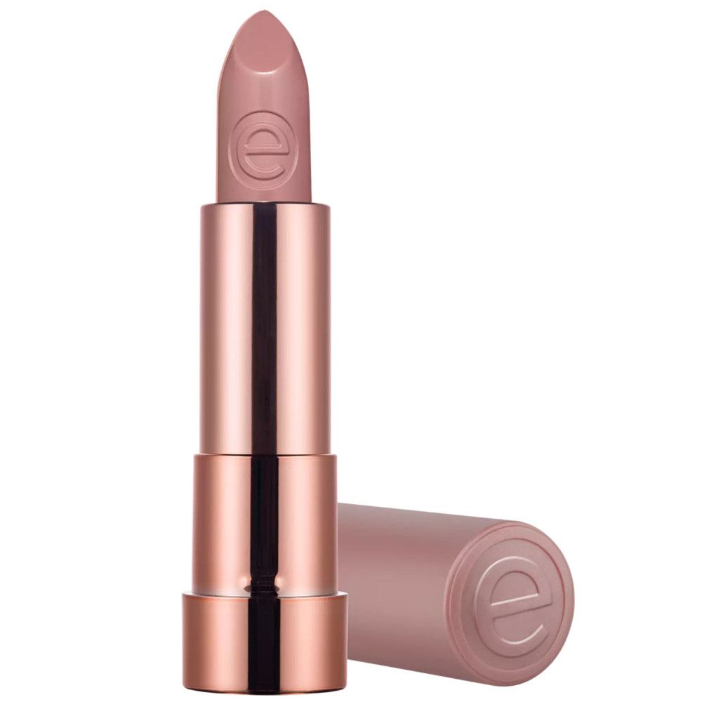 Lippenstift in Nude-Farbe. Geöffnete Hülle, Lippenstift sichtbar. Marke "essence" auf dem Lippenstift und der Kappe.