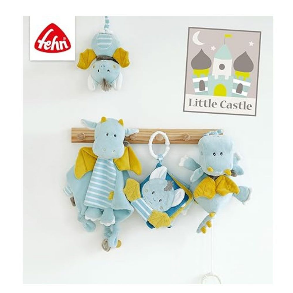Verschiedene Stofftiere und Stoffbuch mit Fledermaus-Motiv. Marke: fehn. Hängend an einer Holzleiste. Hintergrund: Wand mit Zeichnung.