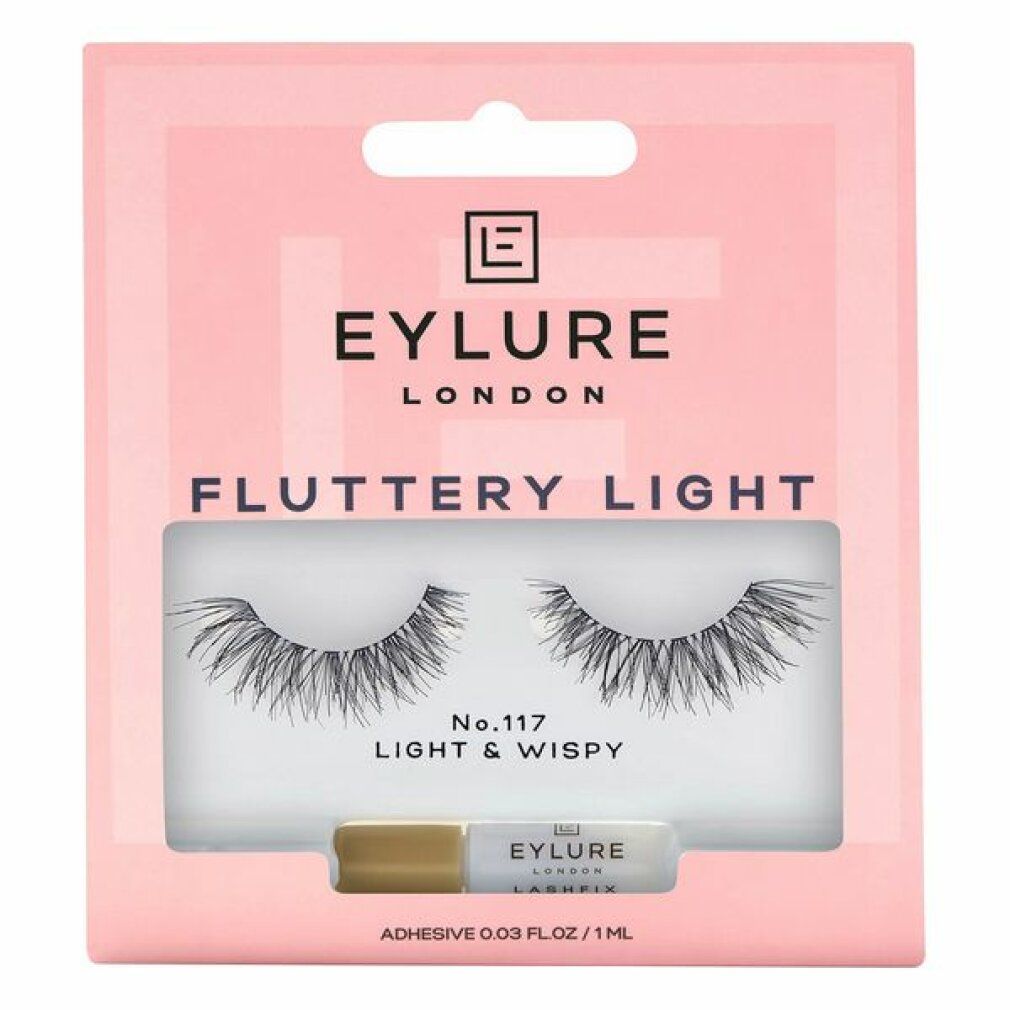 Eylure Wimpern-Set. Rosa Verpackung mit Wimpern, Kleber und Produktnamen. Text: Fluttery Light, No.117 Light & Wispy.