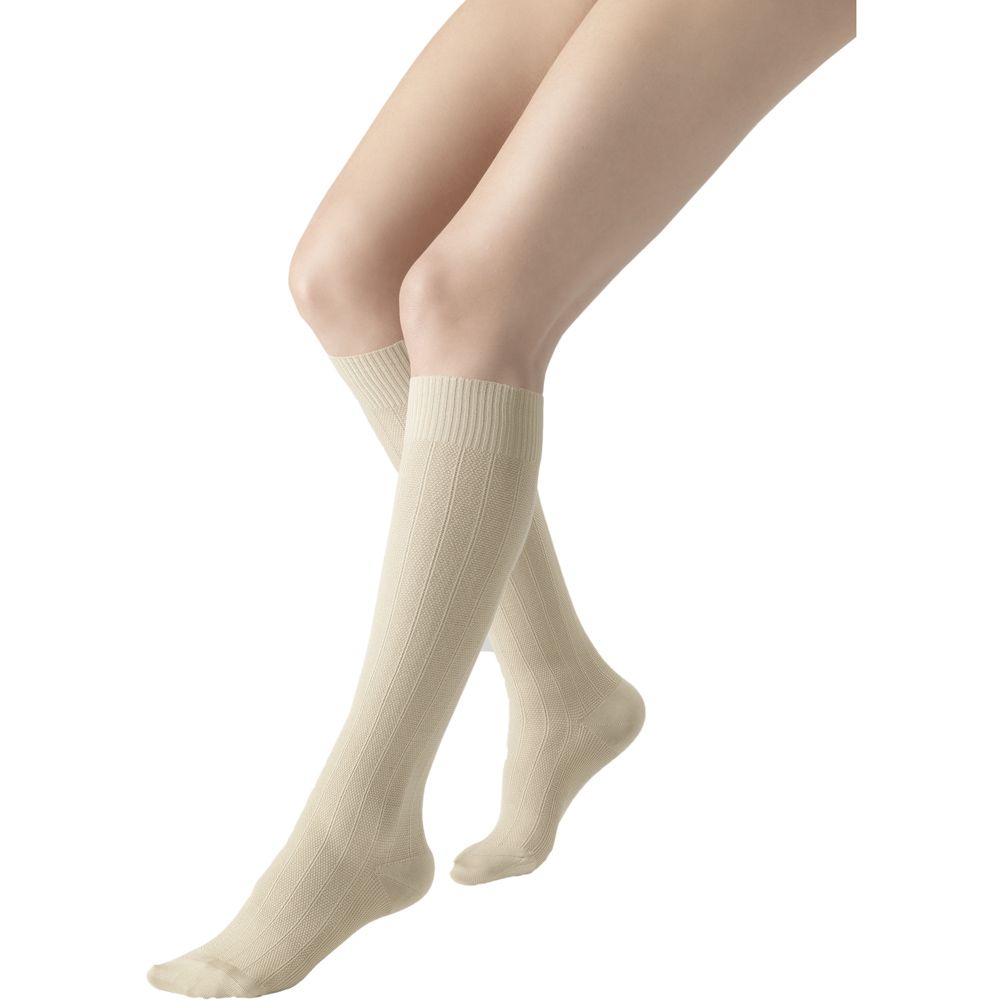 OFA 365 Kniestrumpf. Beige. Geripptes Material. Kniestrümpfe. Blick von vorne.