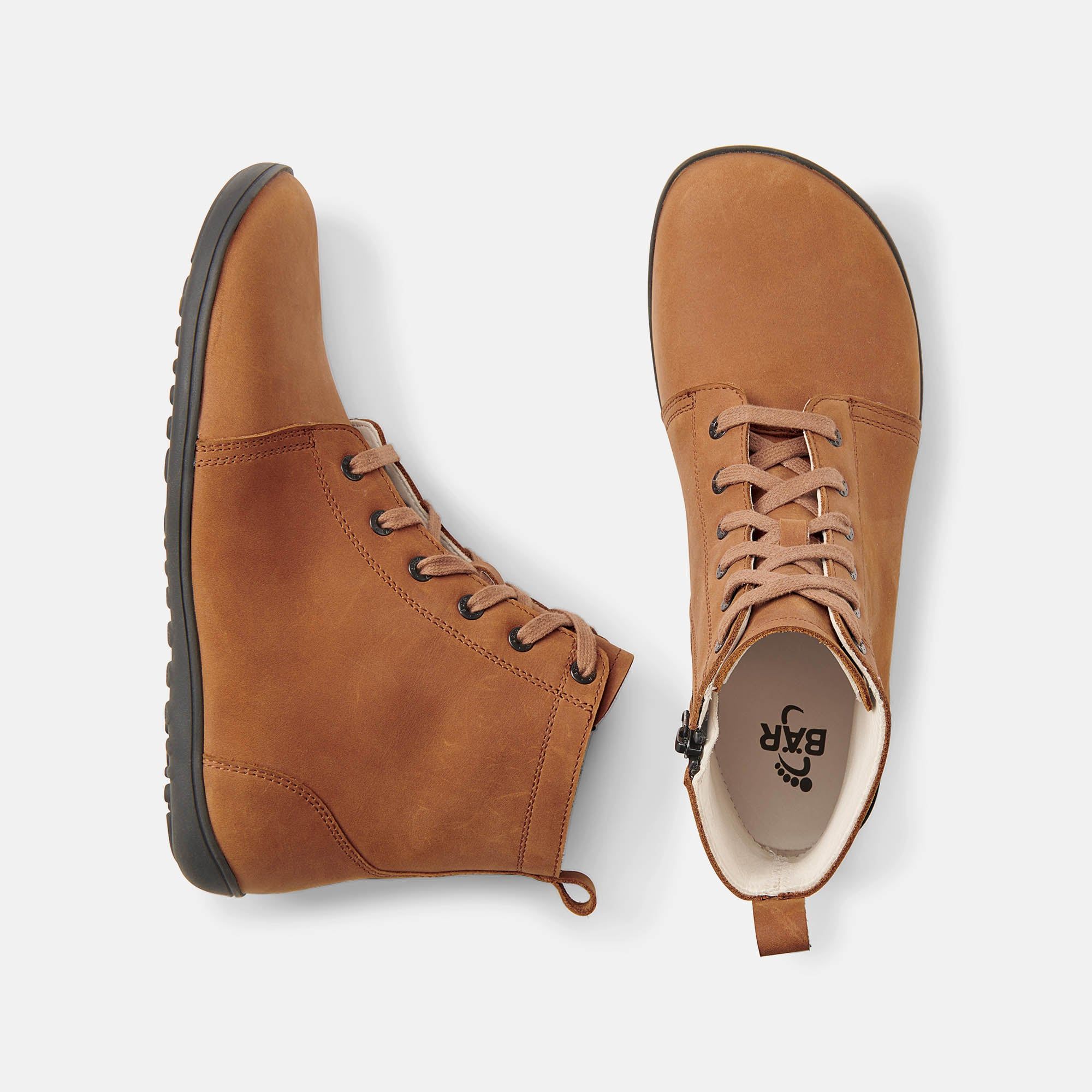 Zwei braune Stiefeletten von oben. Schnürung, Reißverschluss, schwarze Sohle. Helles Innenfutter. BAR-Logo.