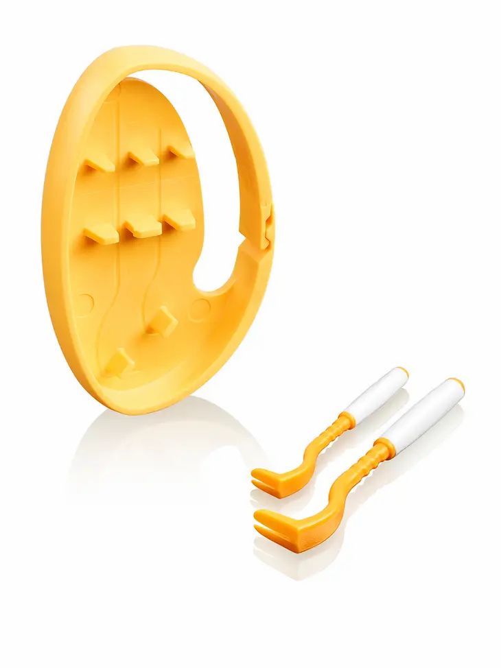 Orange Clipbox mit zwei Zeckenhaken. Haken mit weißem Griff. Clipbox mit Griff und Hakenhalterungen.