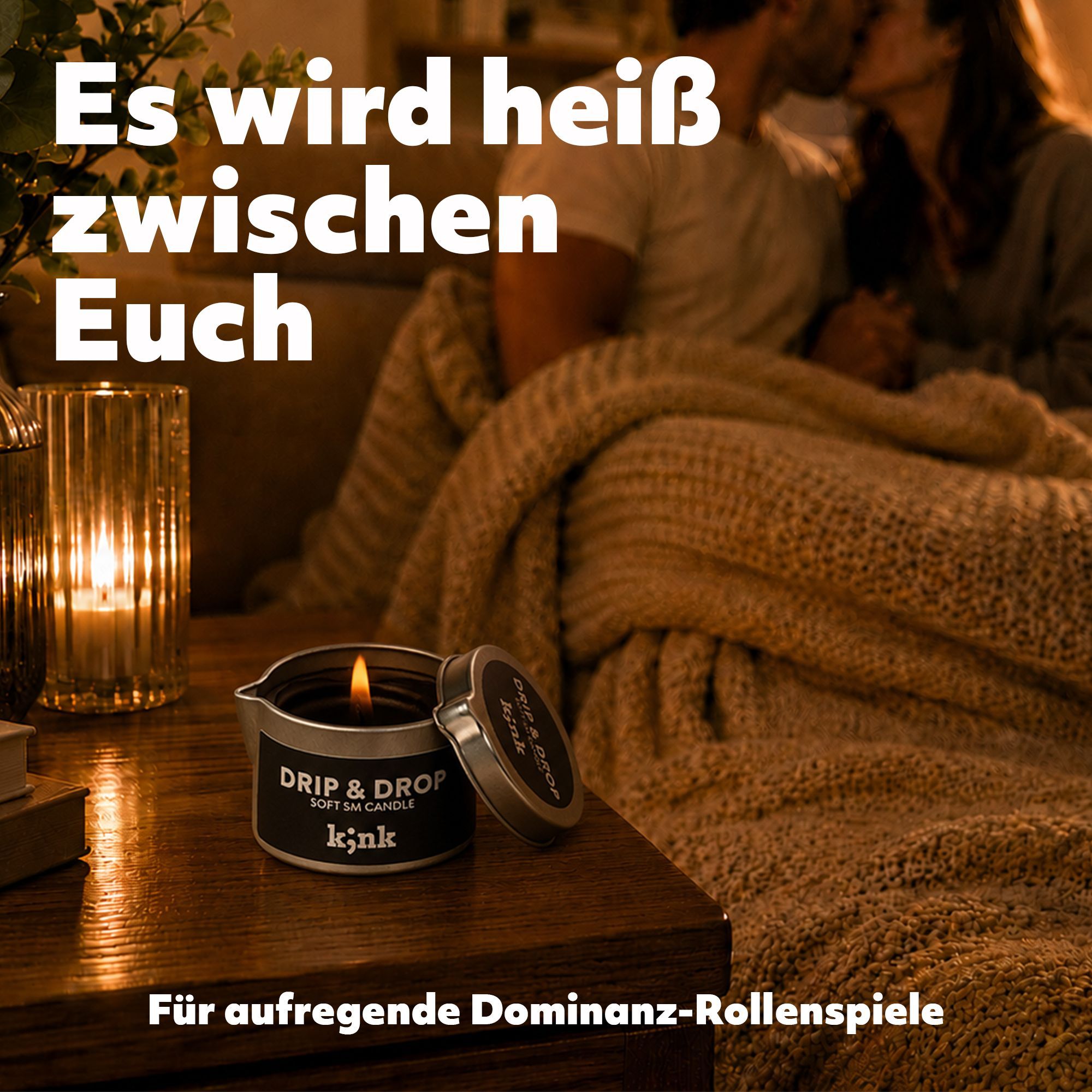 Kerze in Dose auf einem Nachttisch, Paar im Hintergrund.