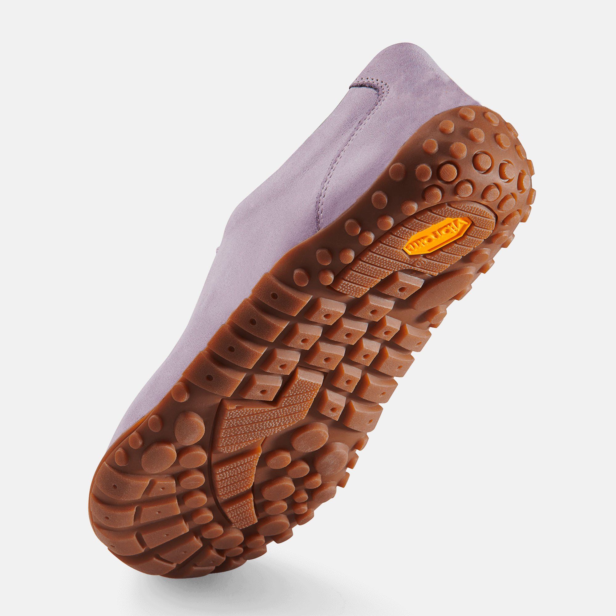 Lilafarbener Schuh mit brauner Sohle. Profilierte Sohle. Vibram-Logo. Hellgrauer Hintergrund.