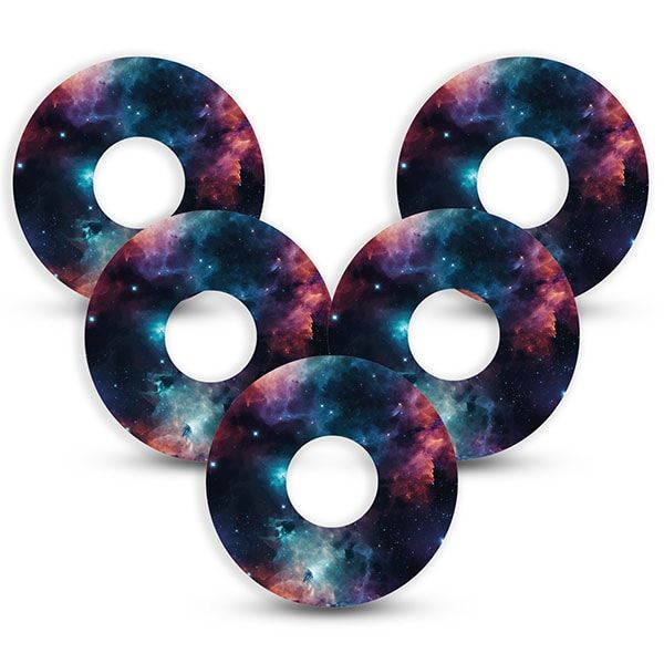 Fünf runde Fixierungspflaster mit Weltraum-Design und Loch in der Mitte. Wasserdicht und atmungsaktiv.