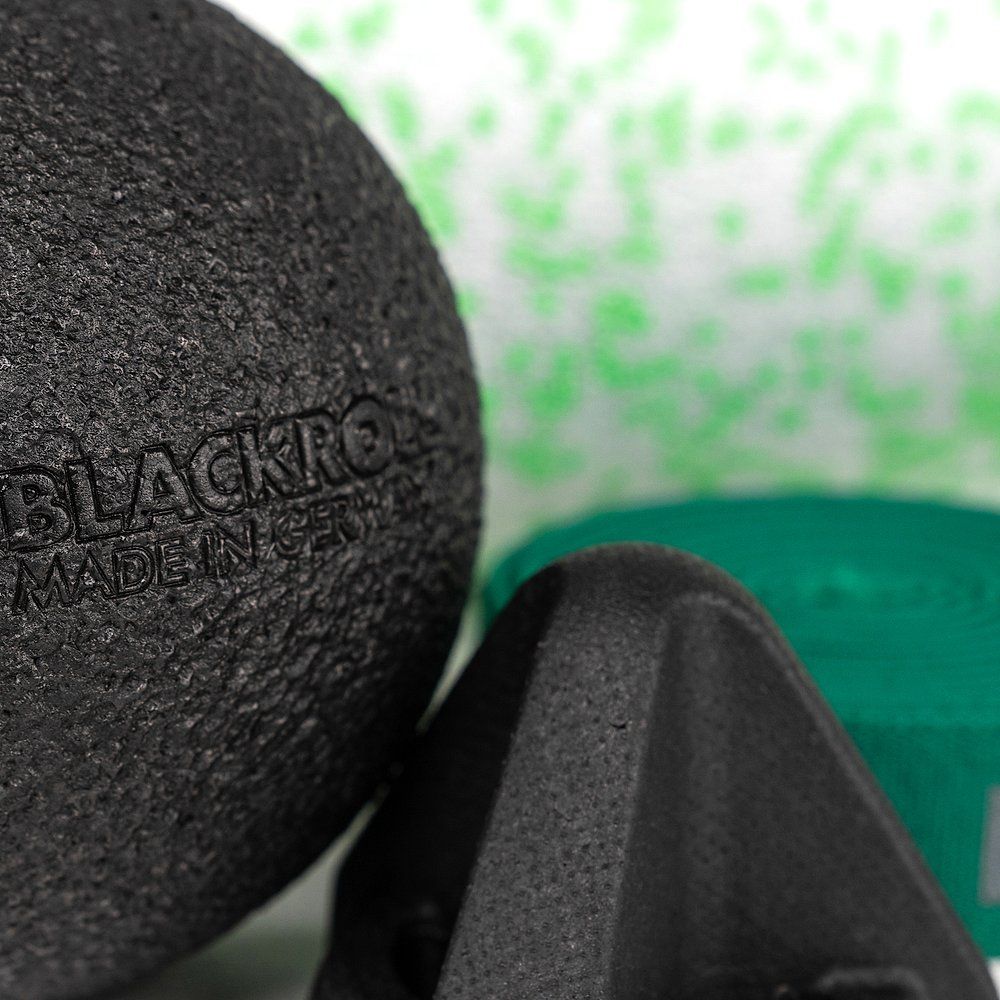 Nahaufnahme von schwarzem Ball, grünem Dreieck und grünem Roll. Text: BLACKROLL, MADE IN GERMANY.