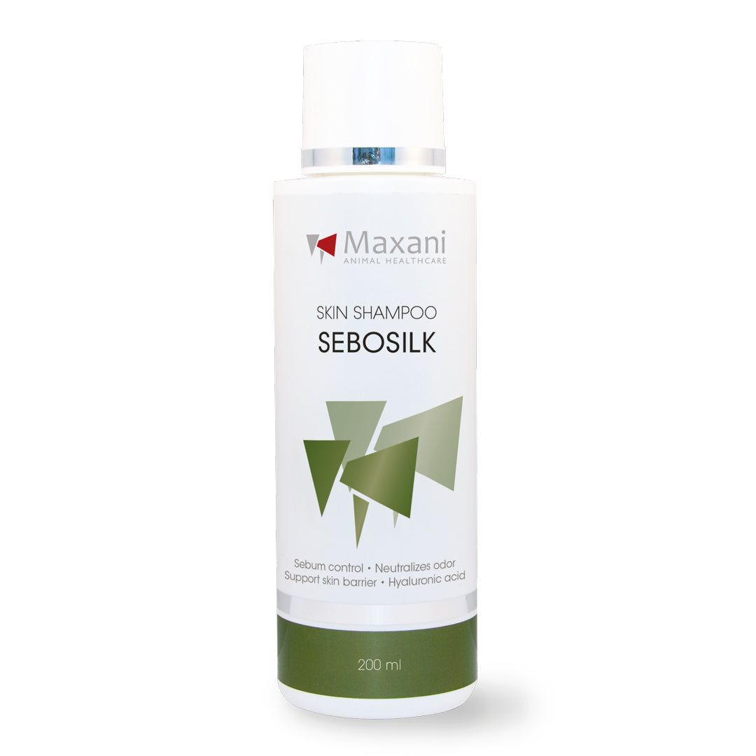 Weiße Flasche Maxani SeboSilk Skin Shampoo. Aufschrift: Skin Shampoo, SeboSilk. Grünes Design mit Text.