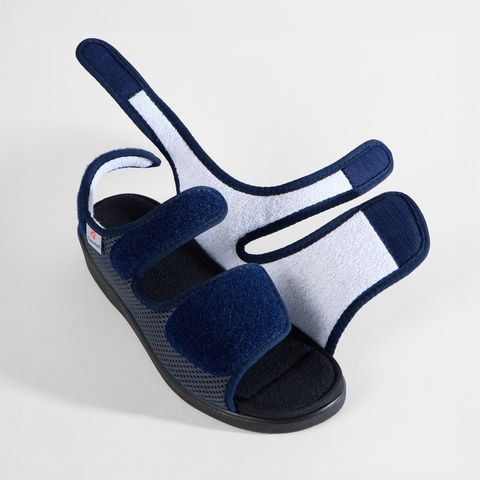 Dunkelblaue Sandalen mit Klettverschluss und atmungsaktivem Mesh-Obermaterial.