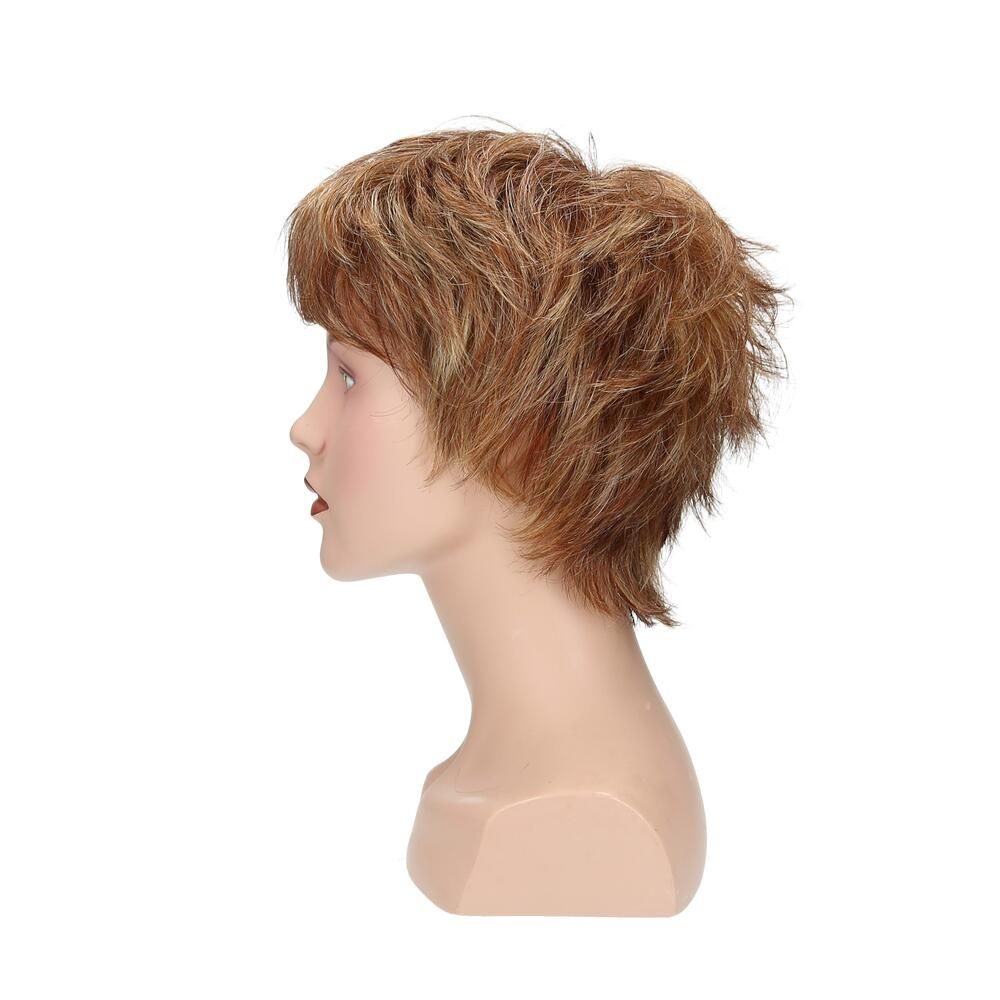 Perücke Mary von Lofty, braun-blond, auf einem Schaufensterkopf. Kurze, gewellte Haare mit Pony. Seitenansicht.