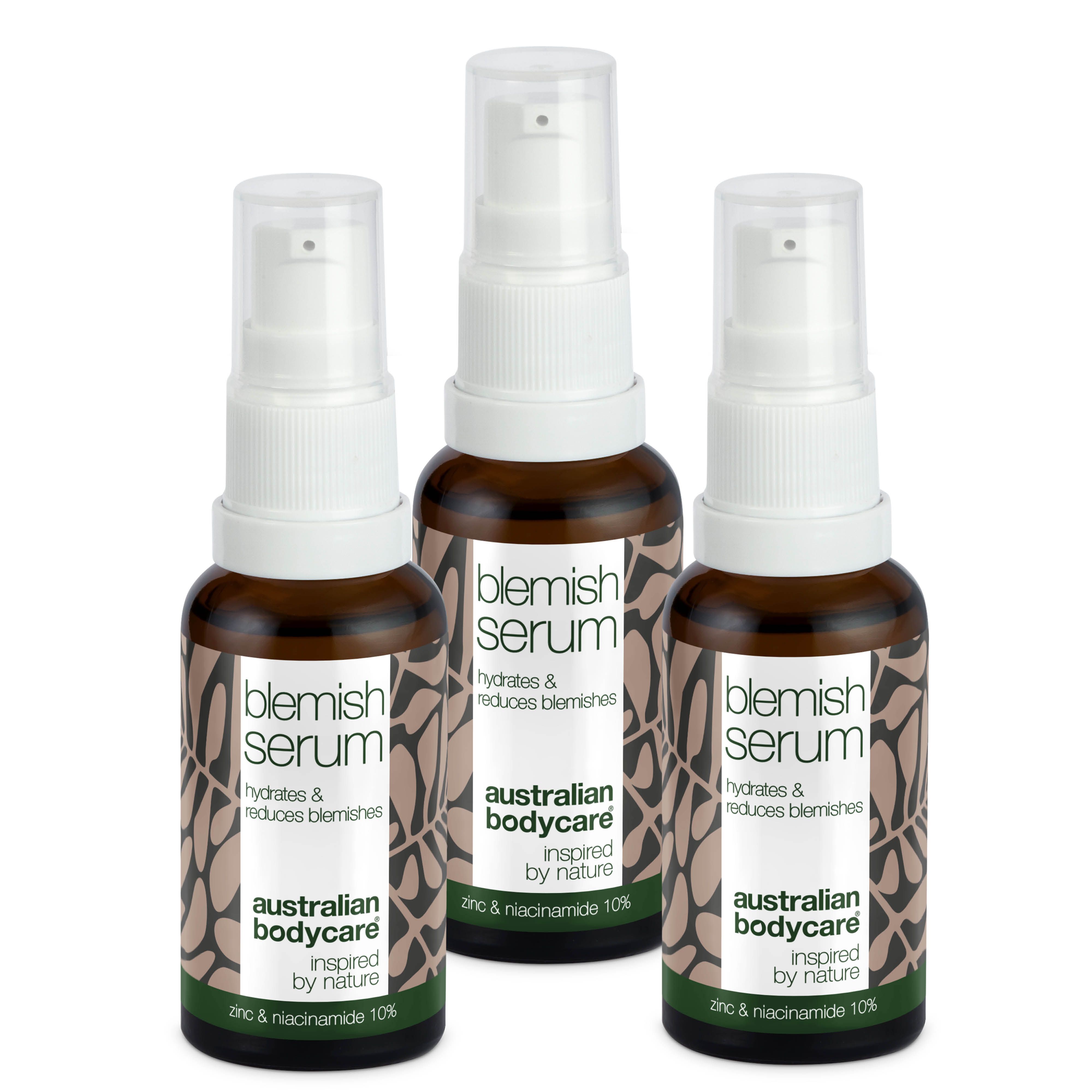 Drei Flaschen Serum. Braune Glasflaschen mit weißem Pumpkopf. Aufschrift: Blemish Serum, Australian Bodycare.