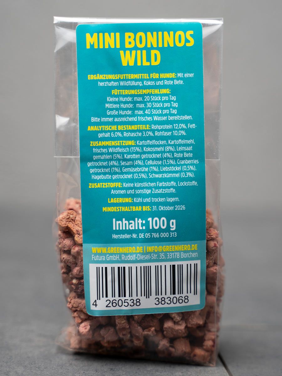 Rückseite einer Tüte mit Hundesnacks. Blaue Etikett mit Produktinformationen, Inhaltsstoffe, Fütterungsempfehlung und Mindesthaltbarkeitsdatum.