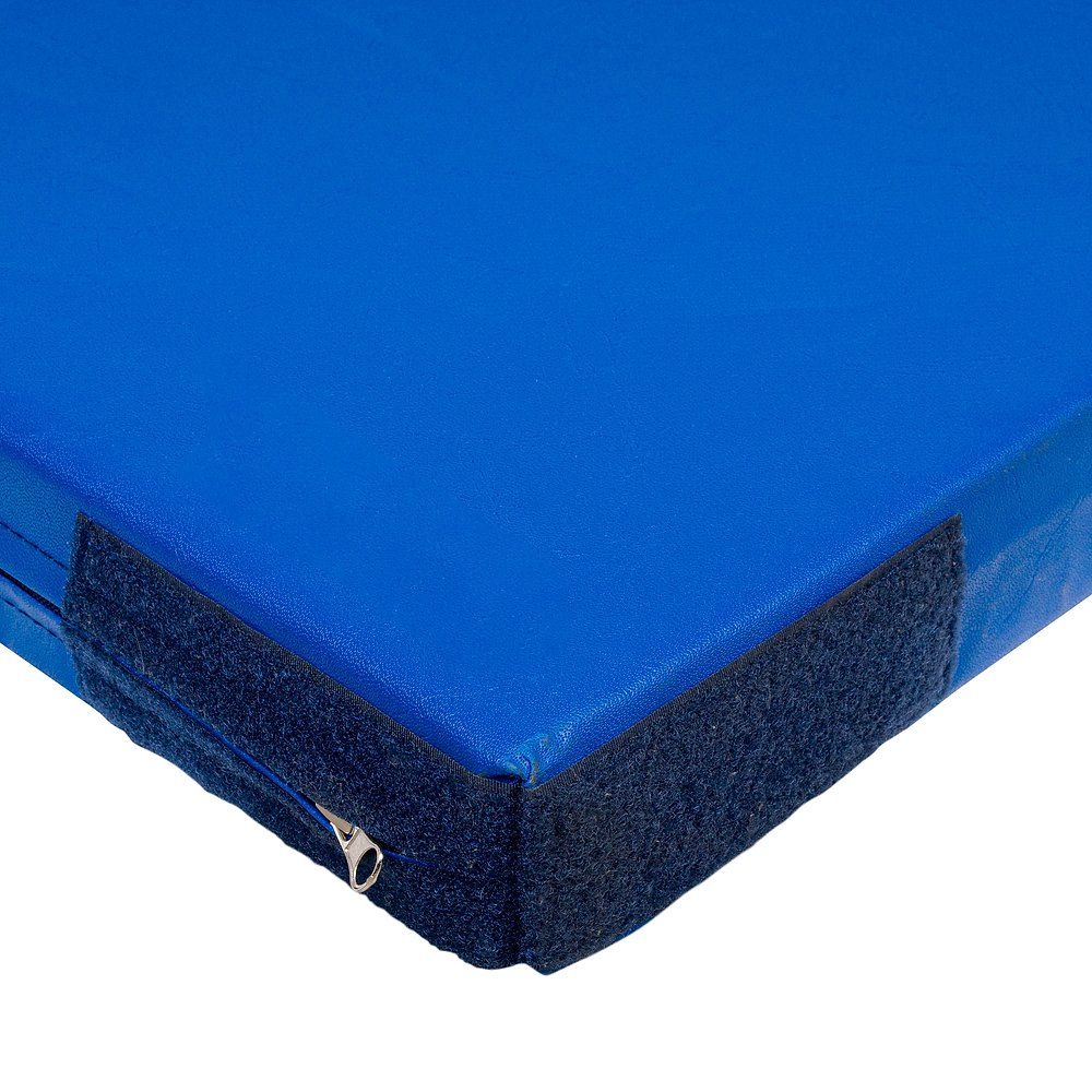 Blaue Turnmatte, Detailansicht. Blaue Oberfläche, dunkle Kanten. Klettverschluss und Reißverschluss.
