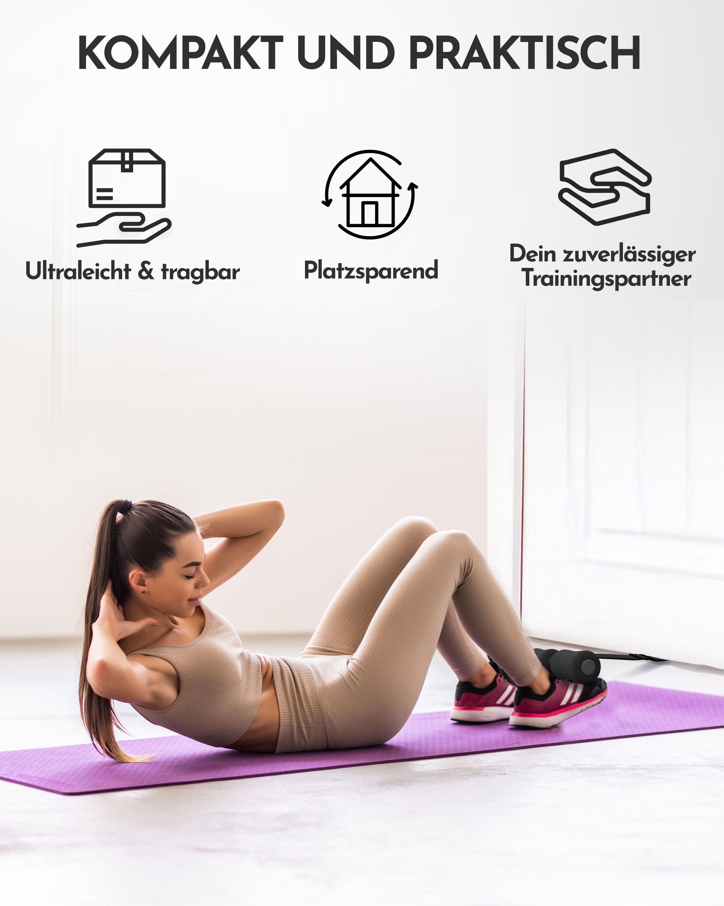 Frau macht Sit-ups auf einer lila Matte. Das Trainingsgerät ist am Boden befestigt. Symbole für leicht, platzsparend und zuverlässig.