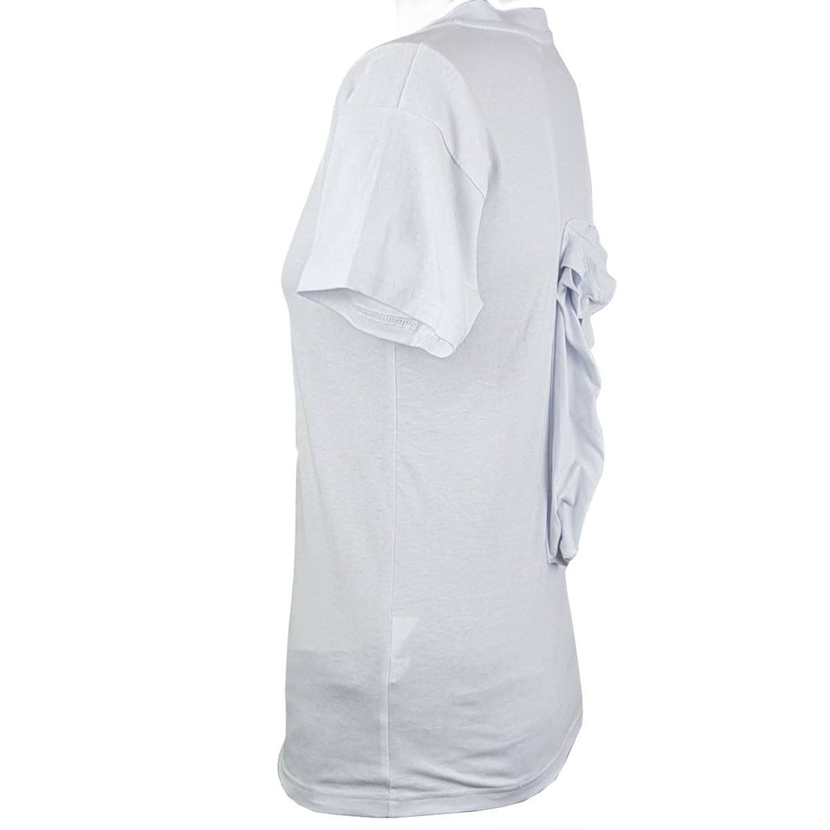 Weißes T-Shirt mit kurzen Ärmeln und einem dekorativen Element auf der Rückseite. Seitliche Ansicht.