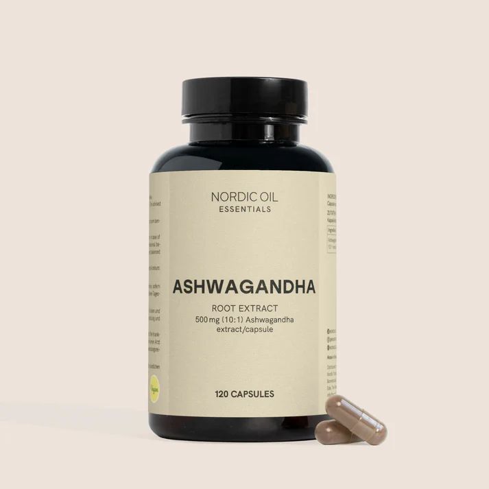 Braune Kapseln neben einer Flasche. Auf der Flasche steht "Nordic Oil Essentials Ashwagandha Root Extract 500mg". 120 Kapseln.