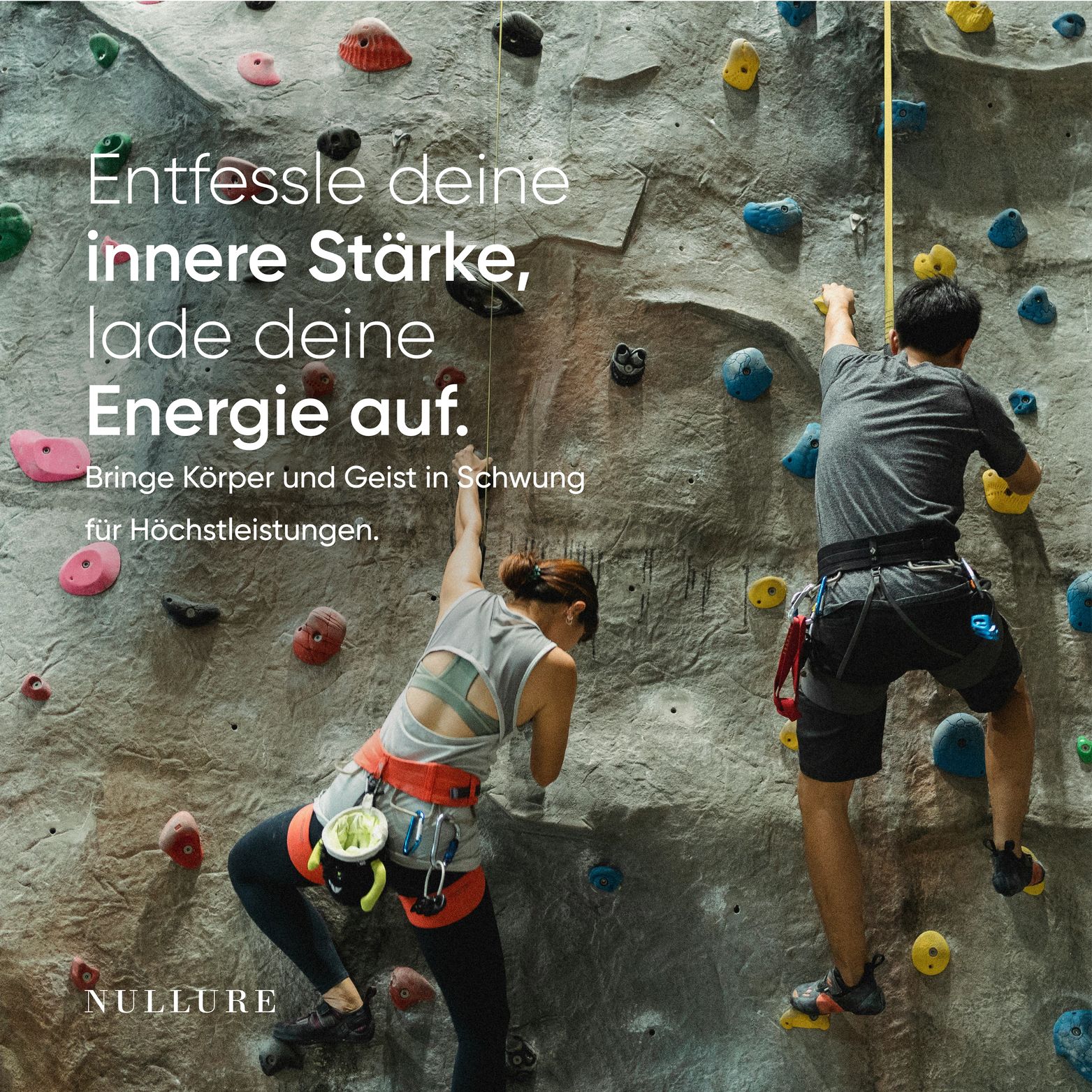 Zwei Personen klettern an einer Kletterwand. Logo: Nullure.