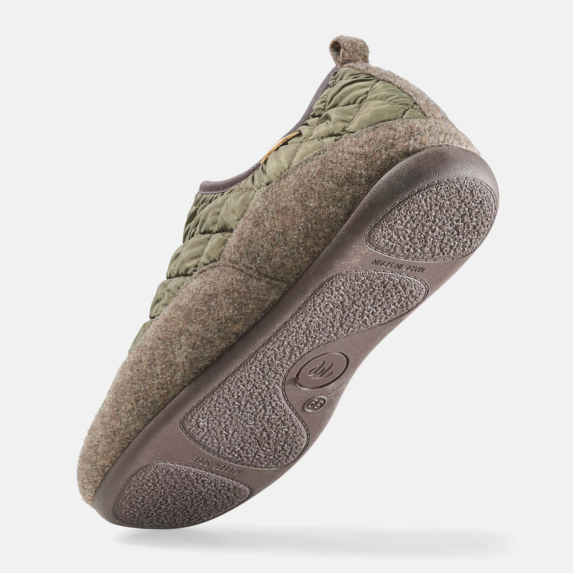 Unterseite eines grünen Stepp-Hausschuhs. Braune Sohle mit Prägung. Label: Time Tone Slippers.